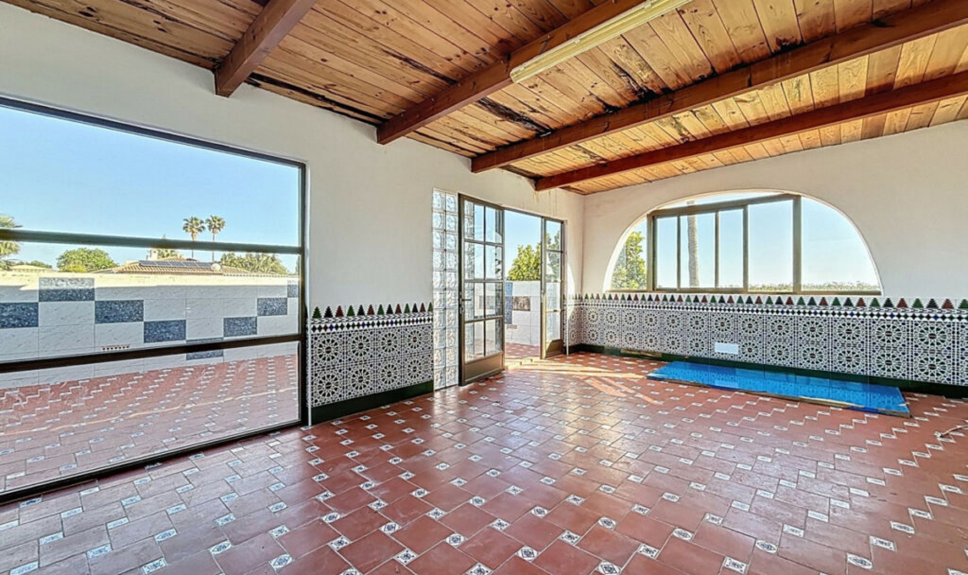 Resale - House -
Almayate