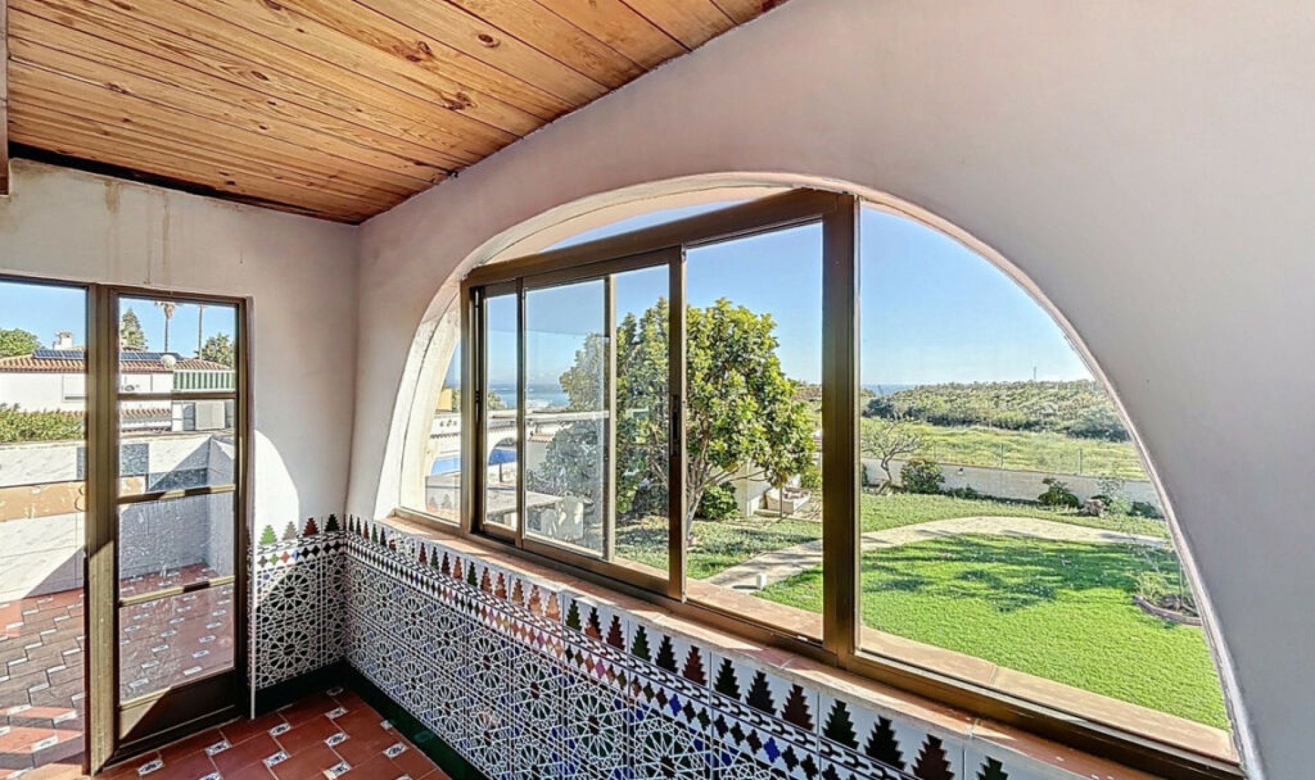 Resale - House -
Almayate