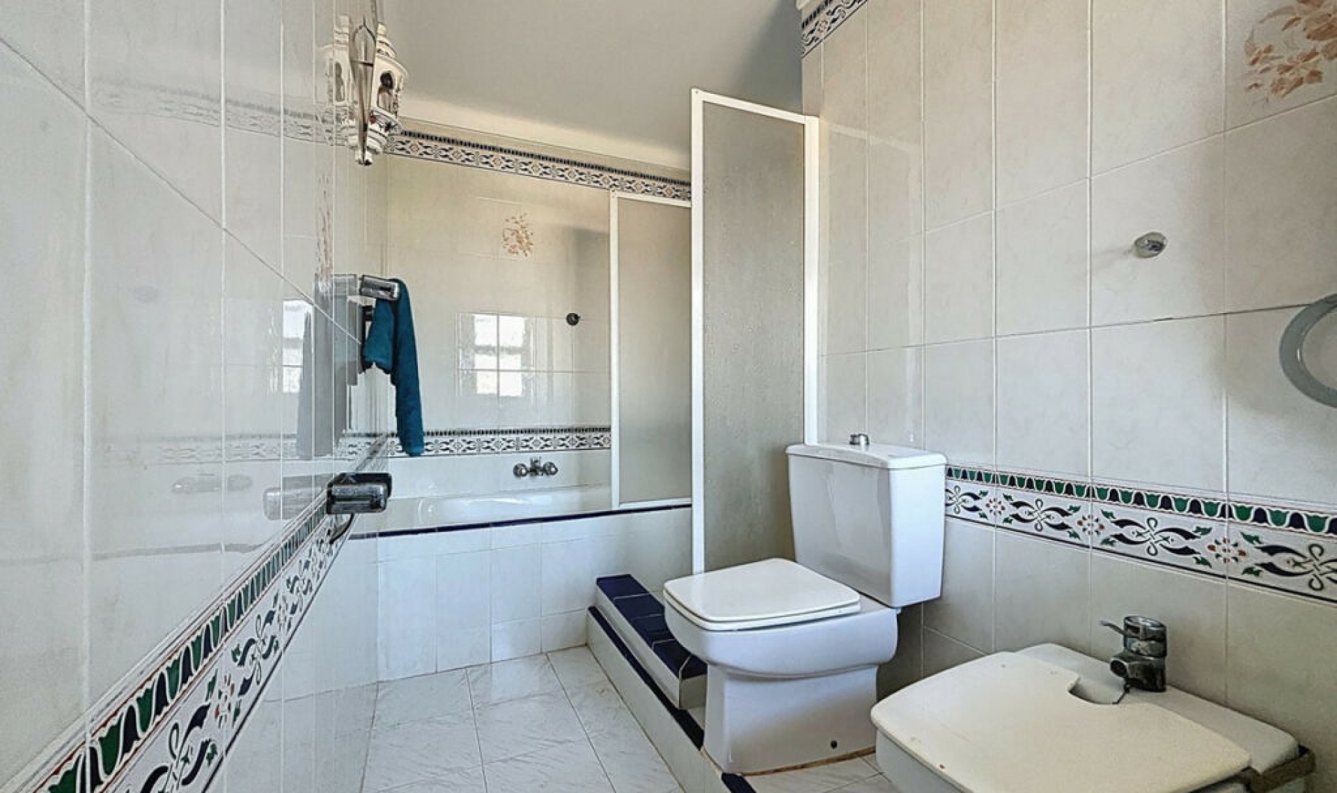 Resale - House -
Almayate