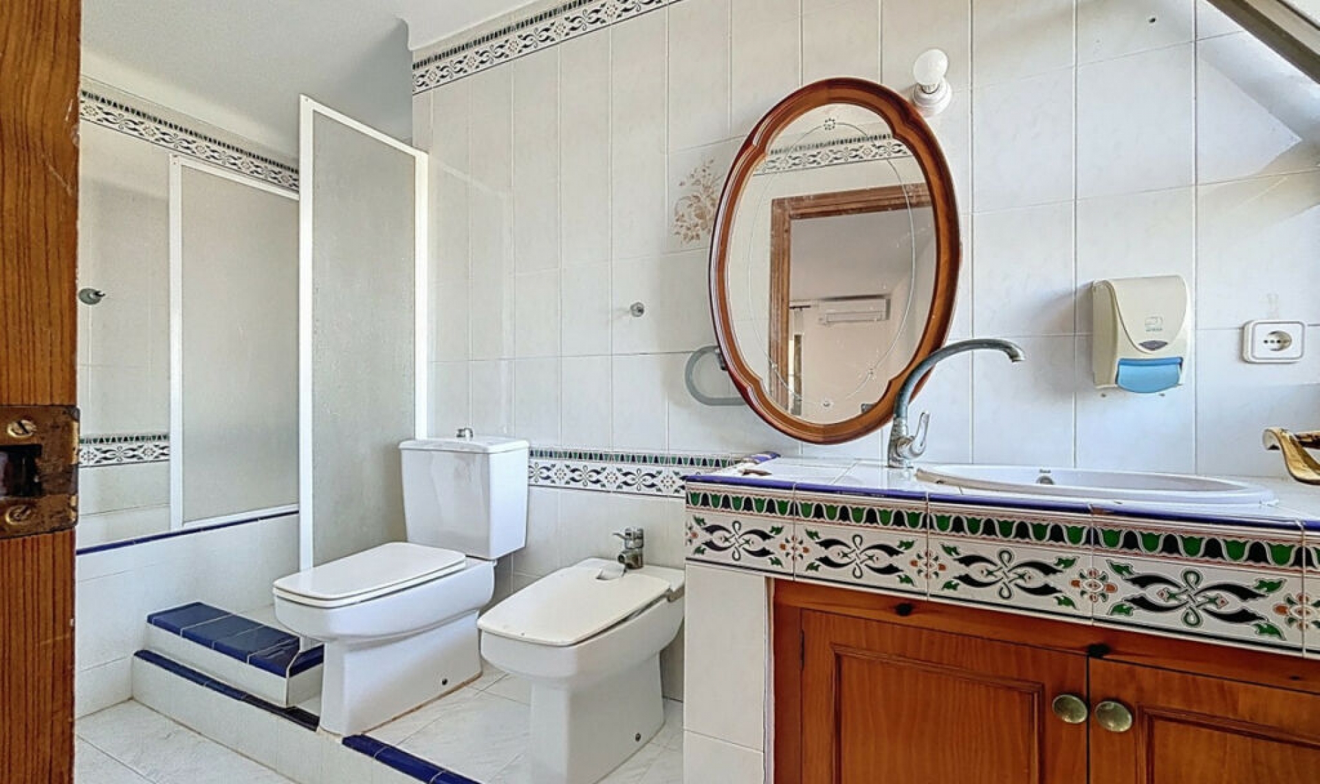Resale - House -
Almayate