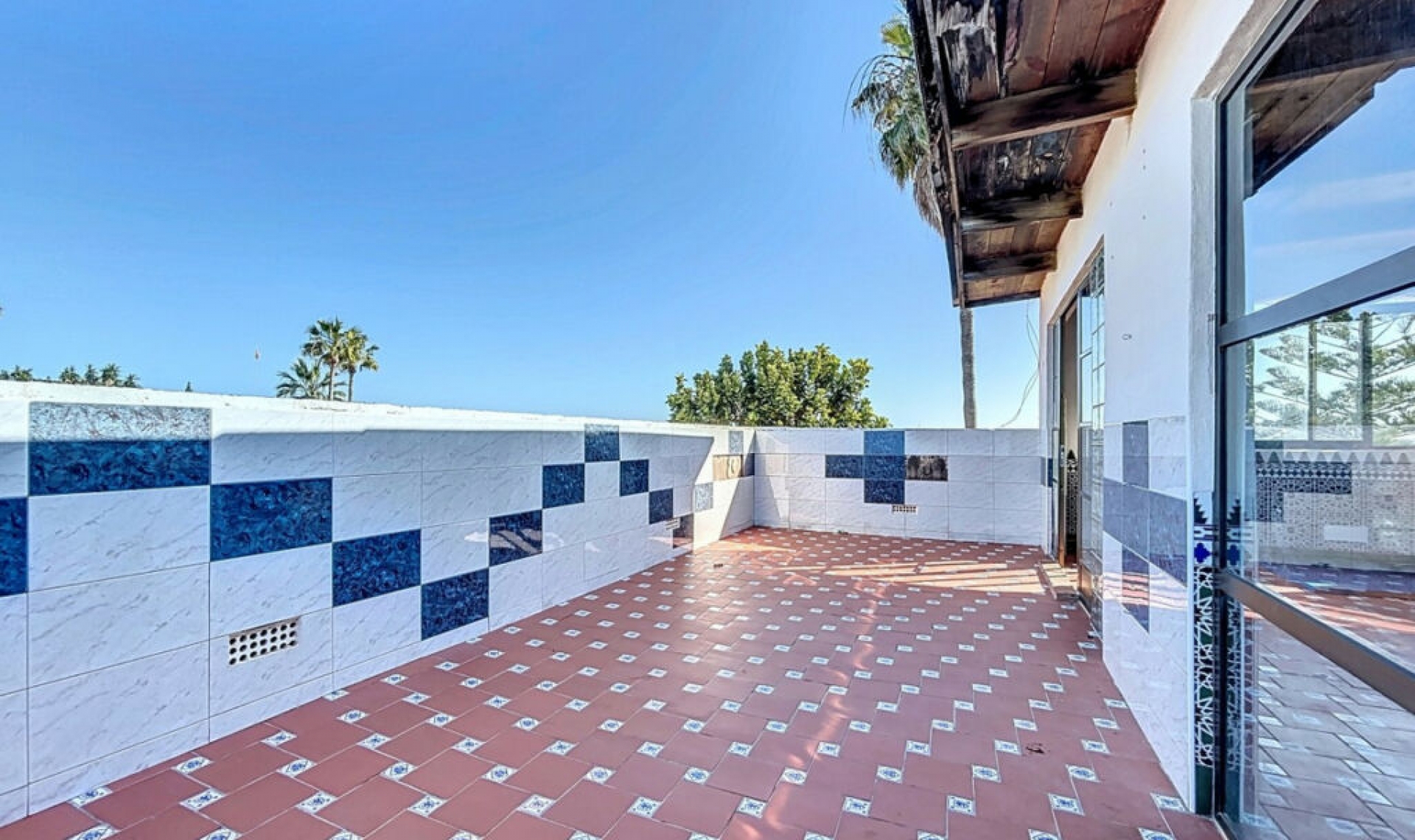 Resale - House -
Almayate