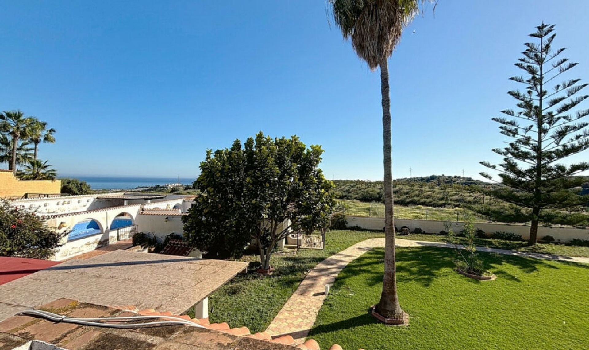 Resale - House -
Almayate