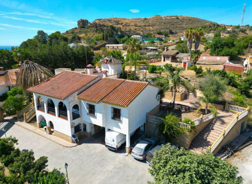 Resale - House -
Almayate