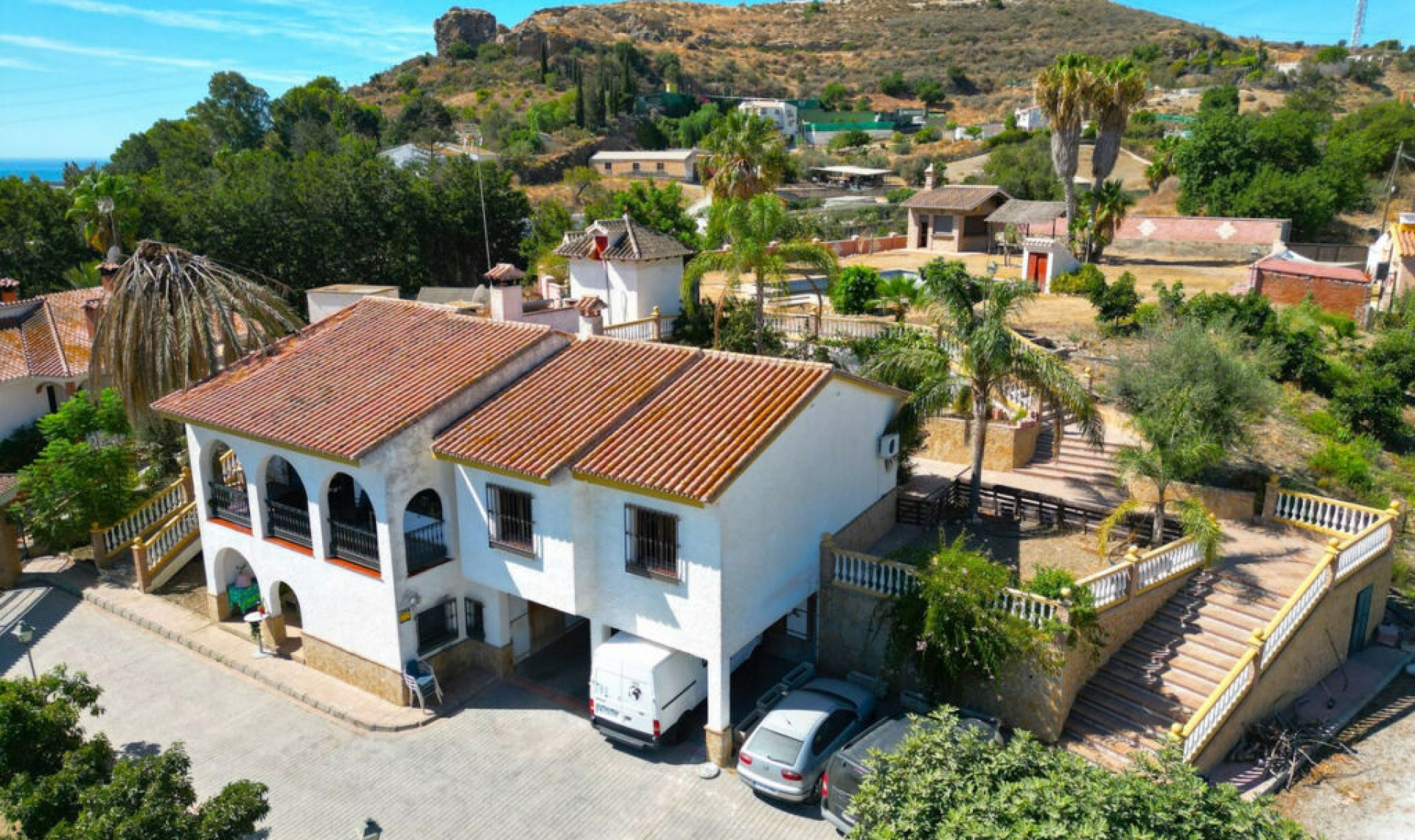 Resale - House -
Almayate