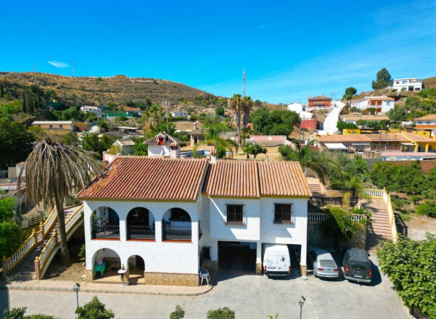 Resale - House -
Almayate