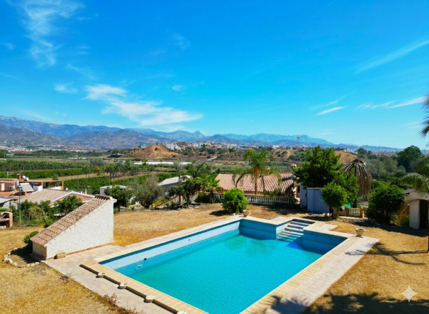 Resale - House -
Almayate