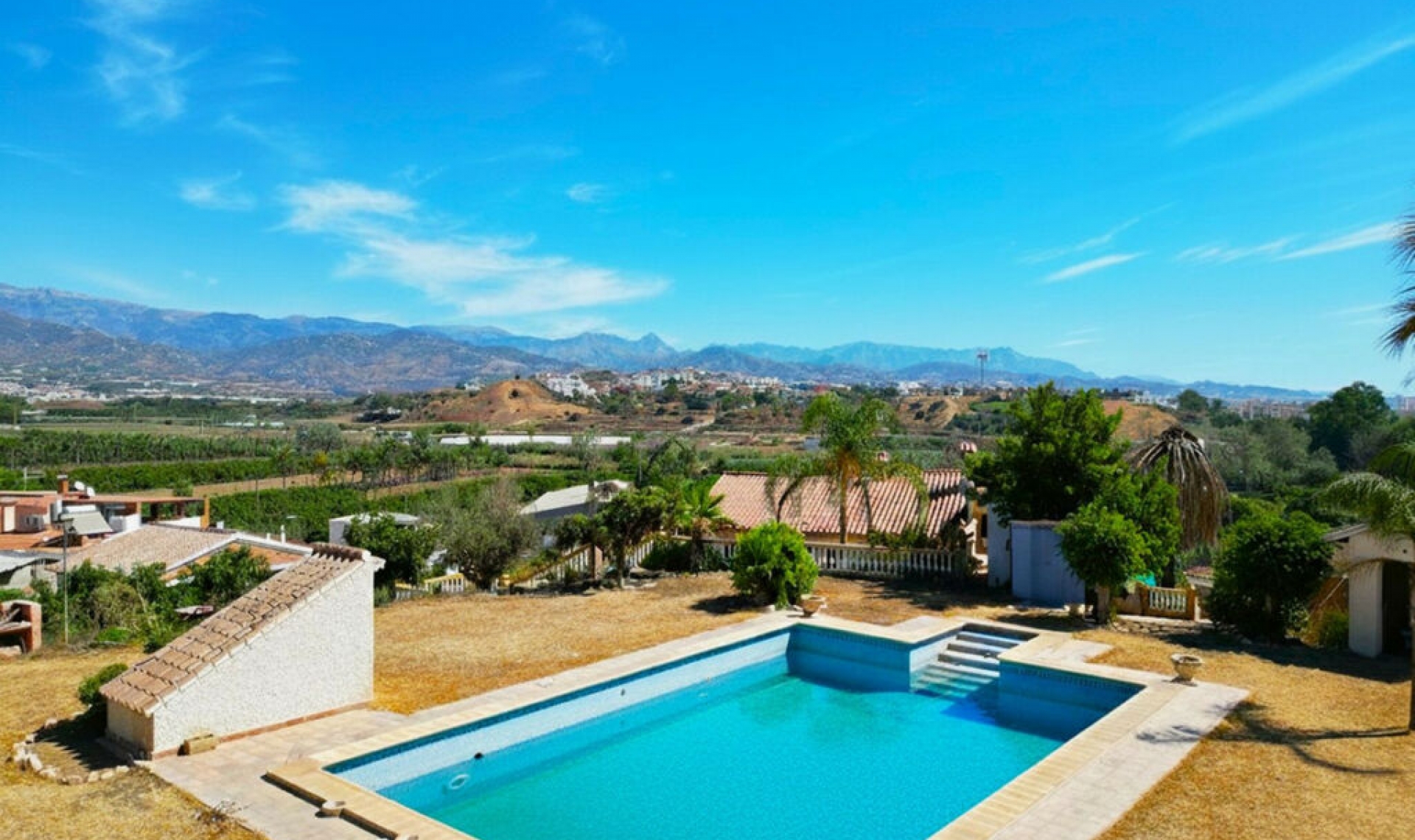 Resale - House -
Almayate