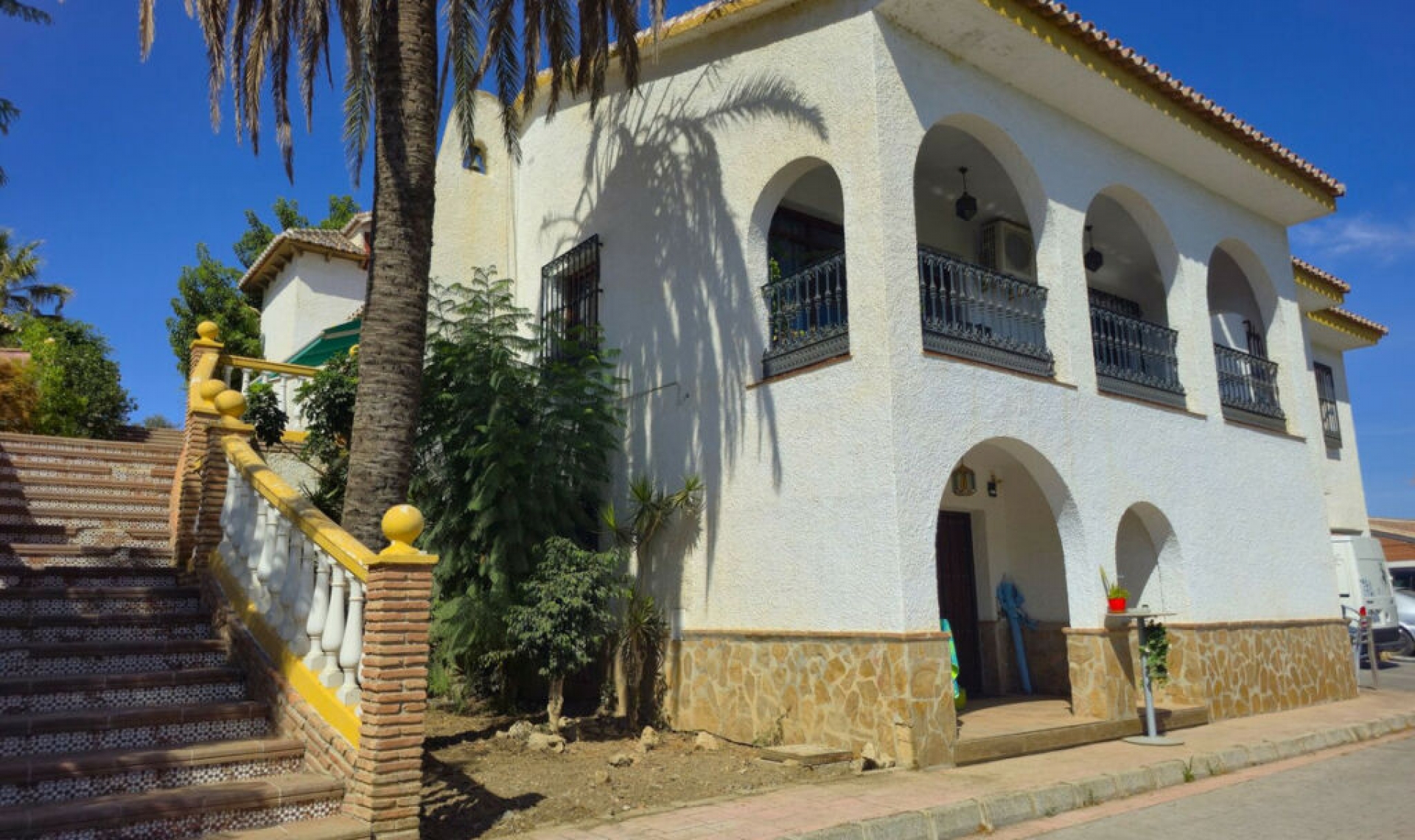 Resale - House -
Almayate