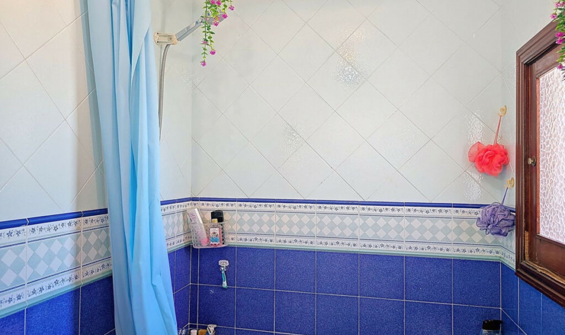 Resale - House -
Almayate