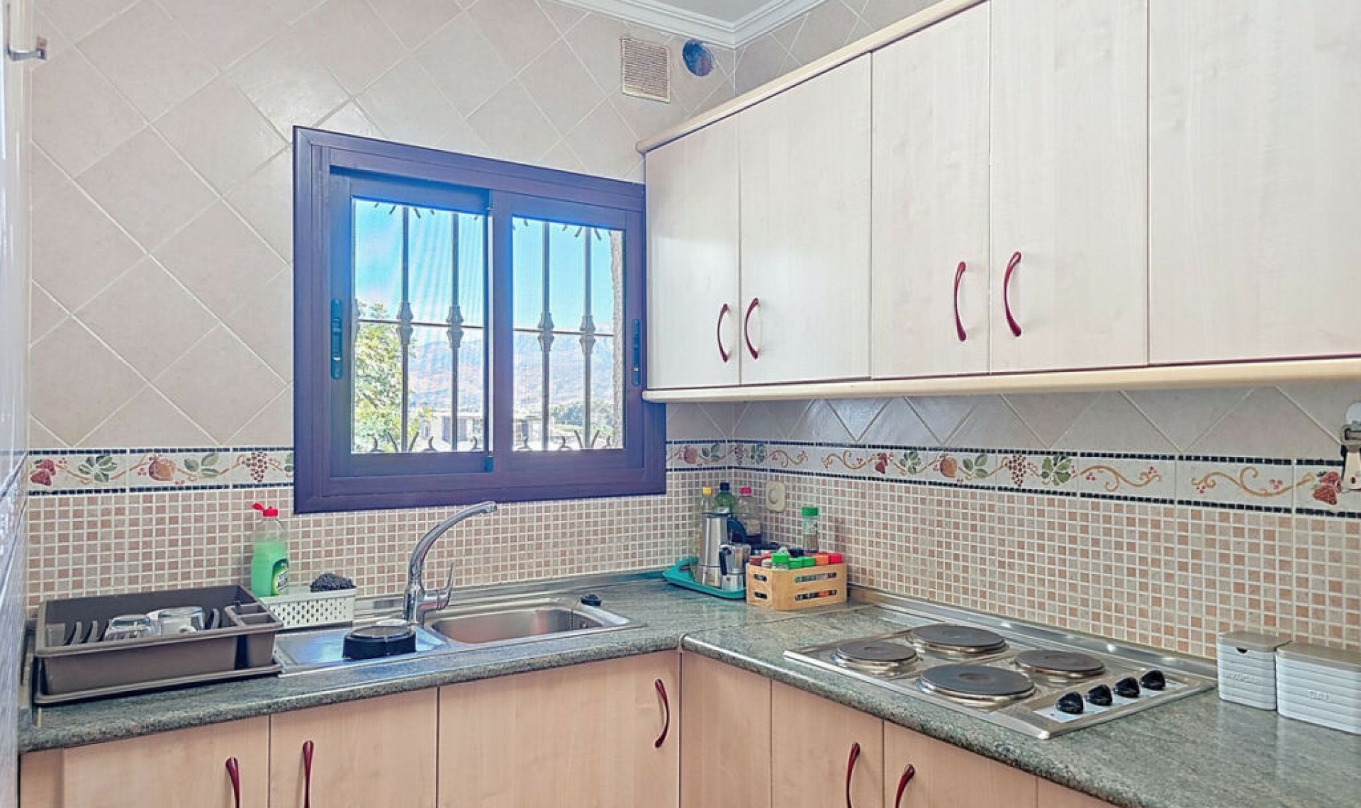 Resale - House -
Almayate