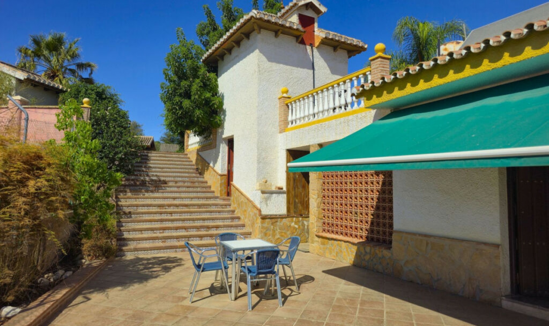 Resale - House -
Almayate