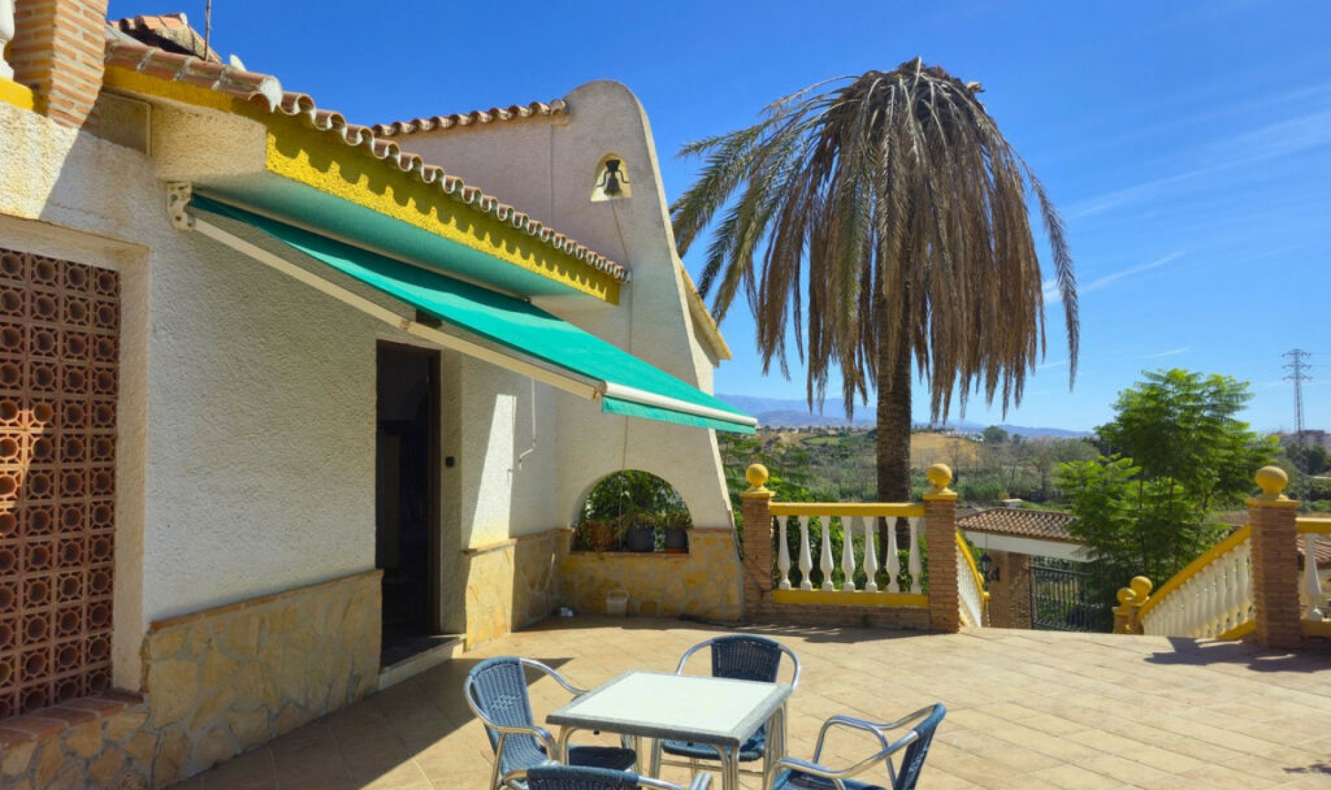 Resale - House -
Almayate