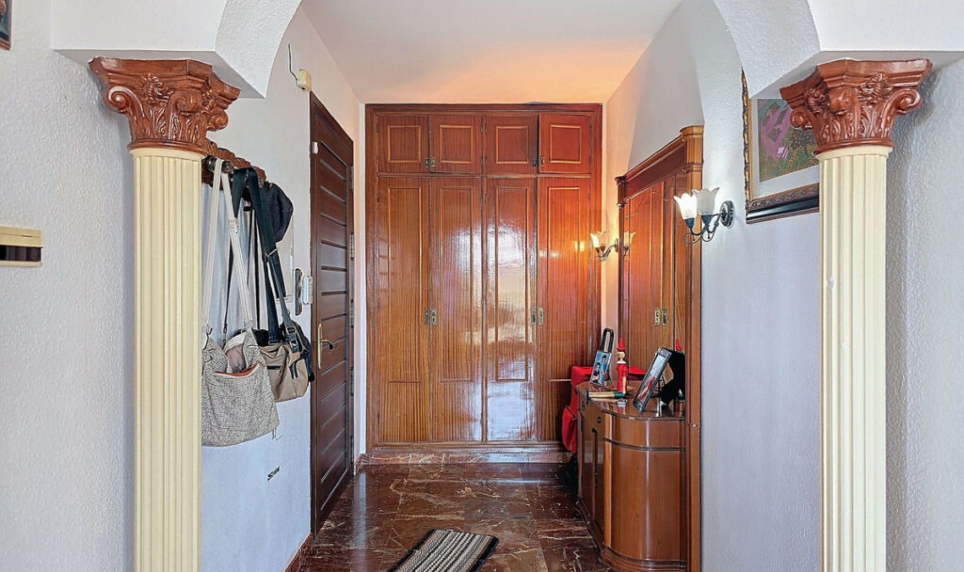 Resale - House -
Almayate