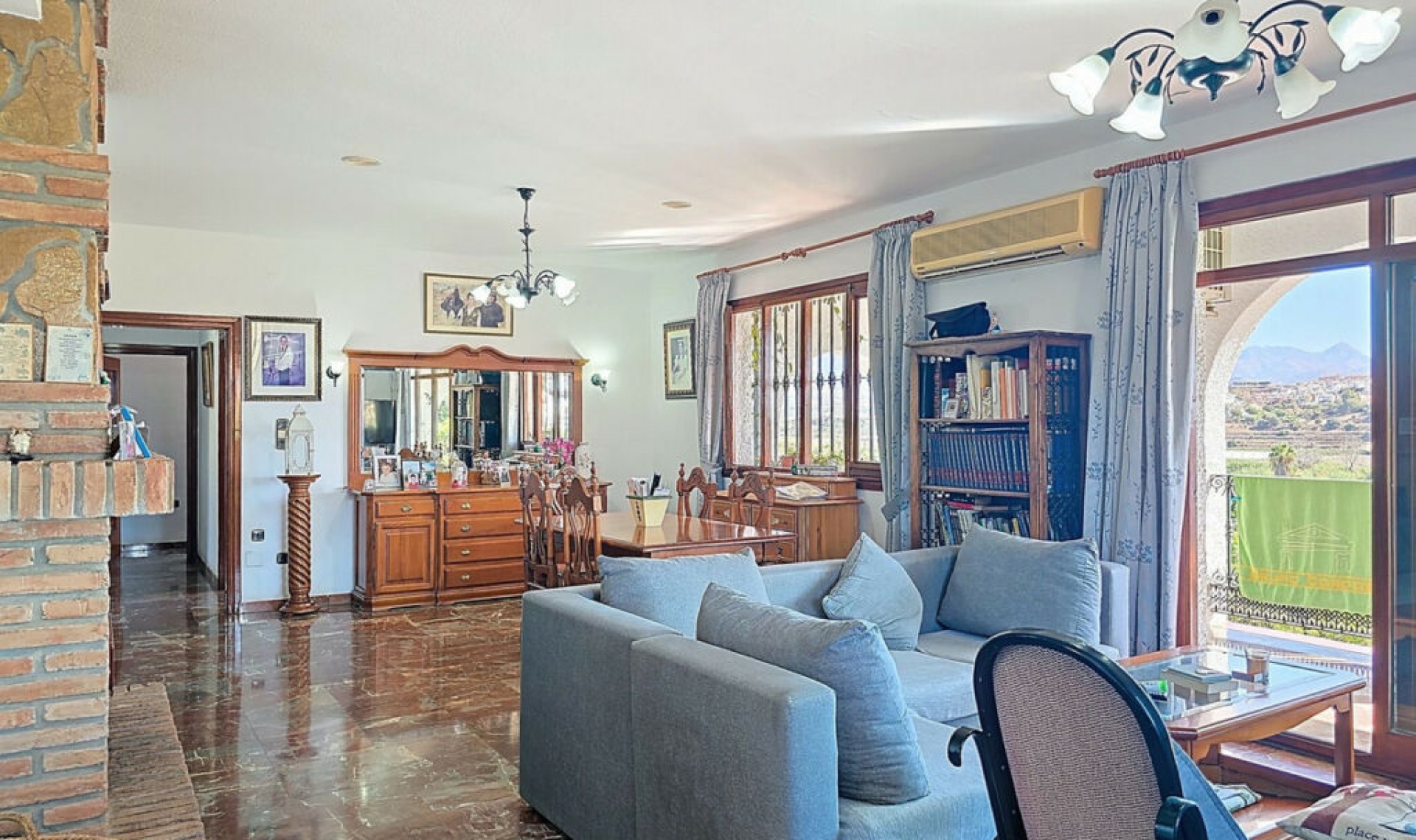 Resale - House -
Almayate