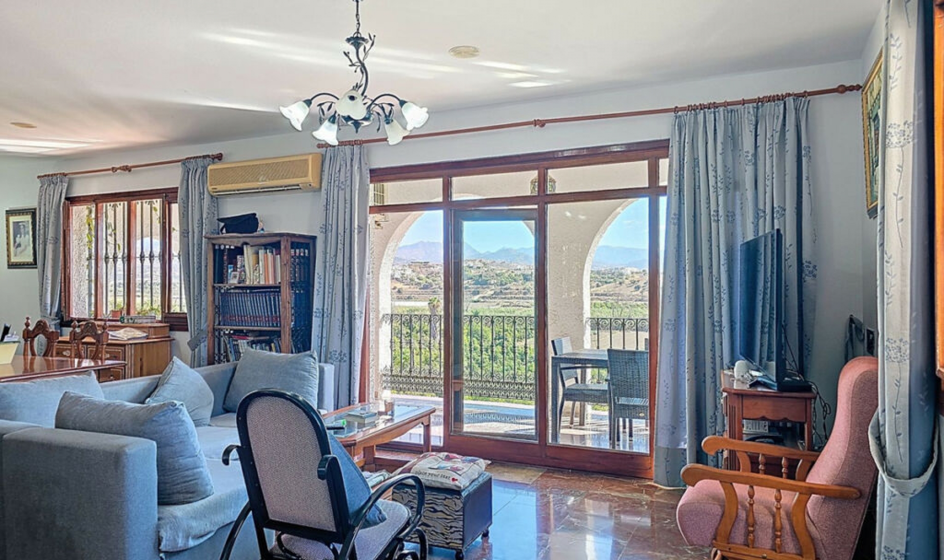 Resale - House -
Almayate