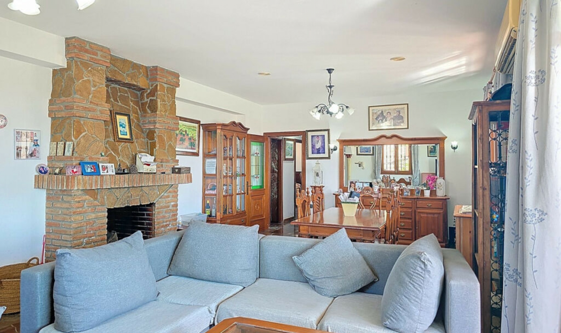 Resale - House -
Almayate