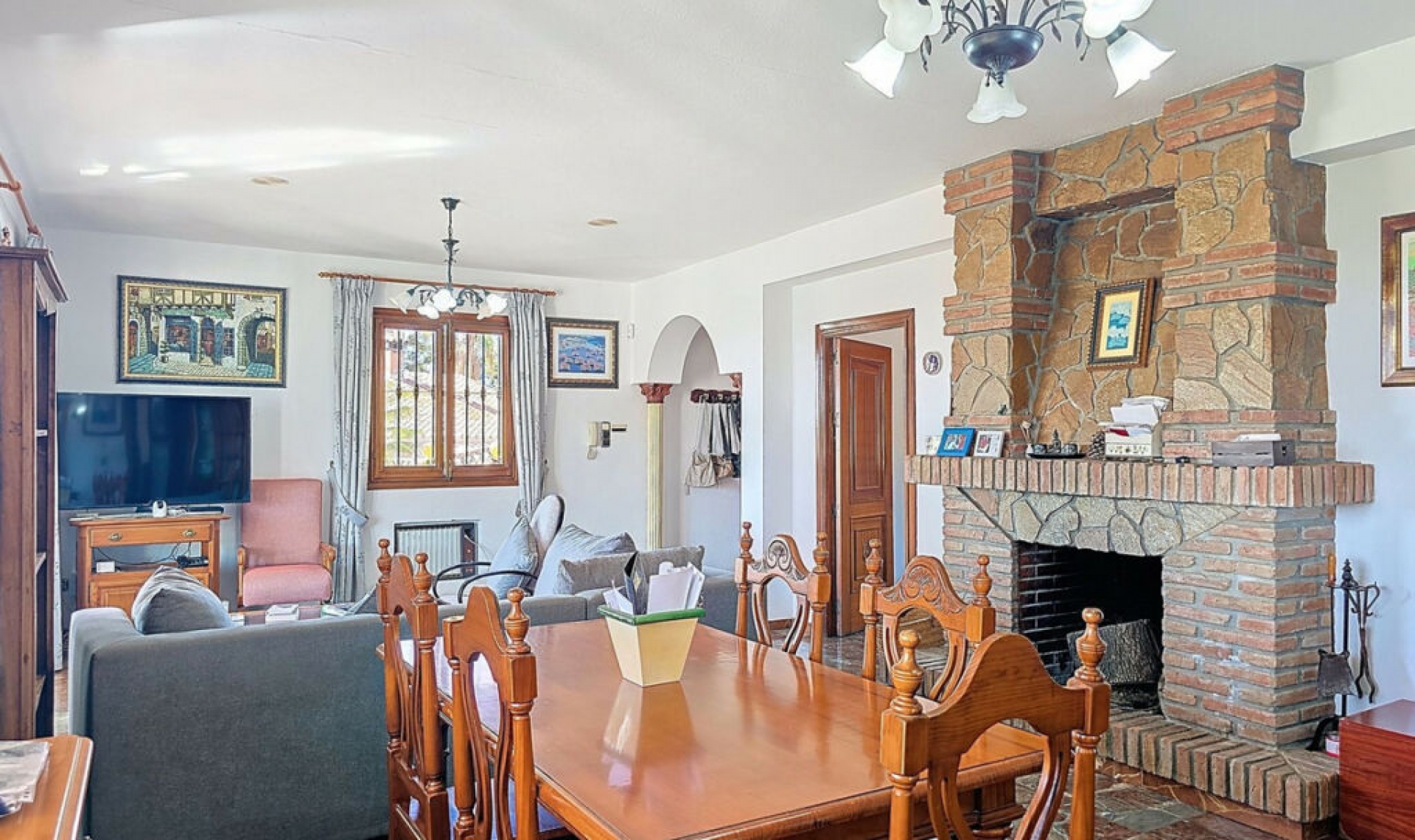 Resale - House -
Almayate