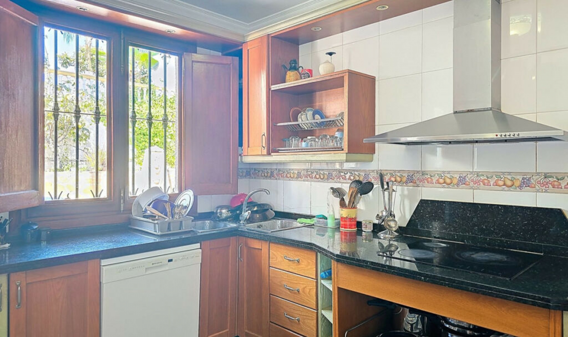 Resale - House -
Almayate