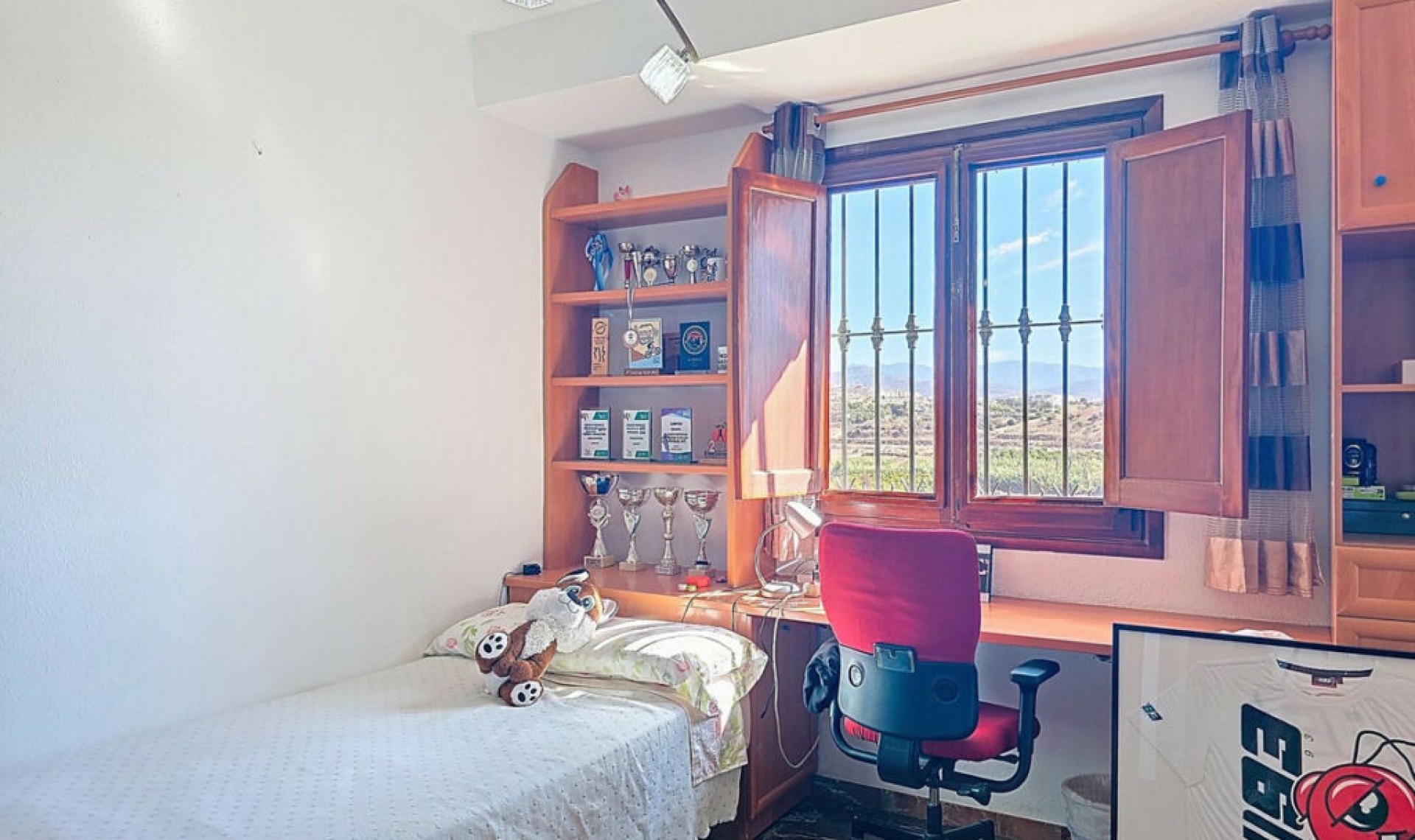 Resale - House -
Almayate