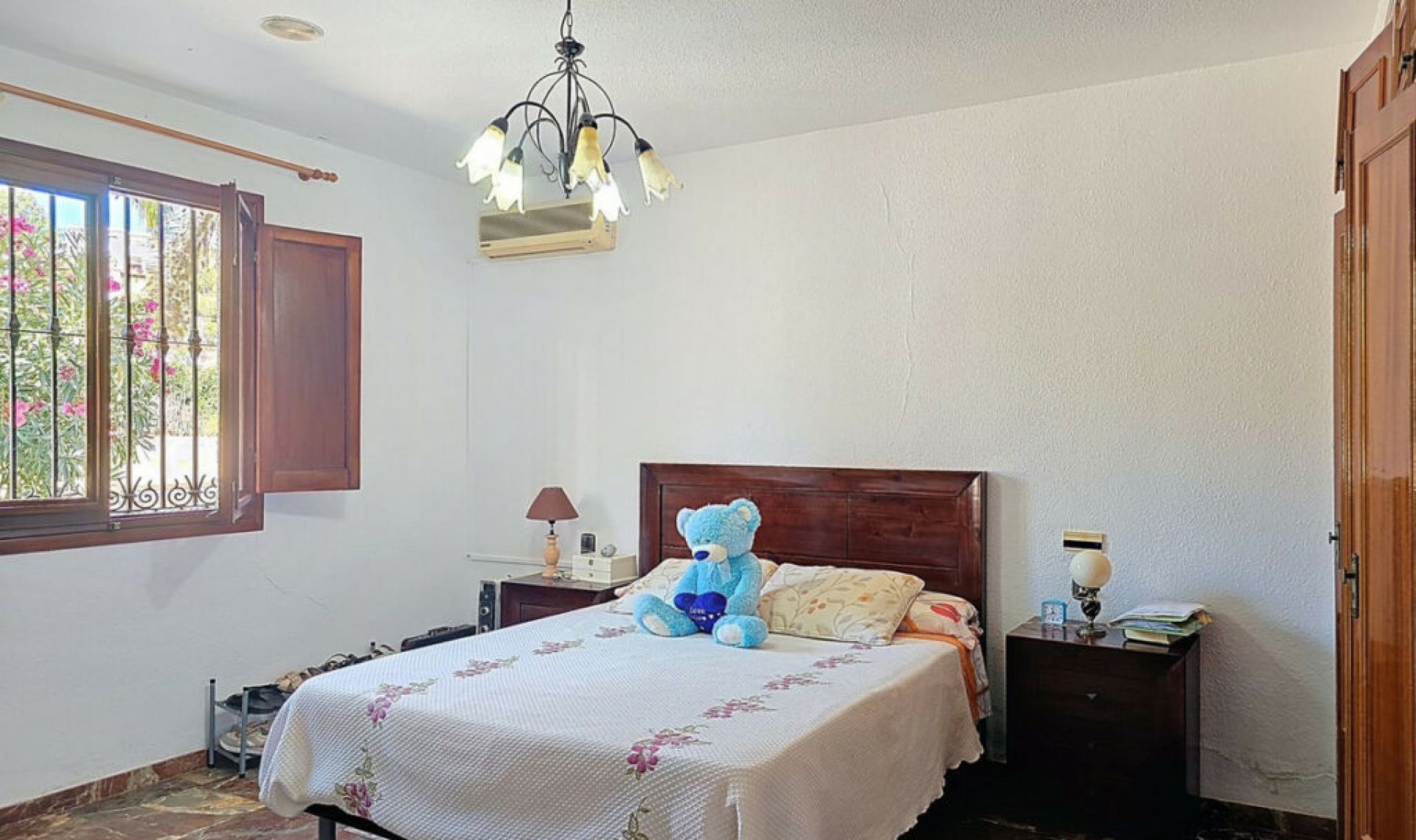 Resale - House -
Almayate