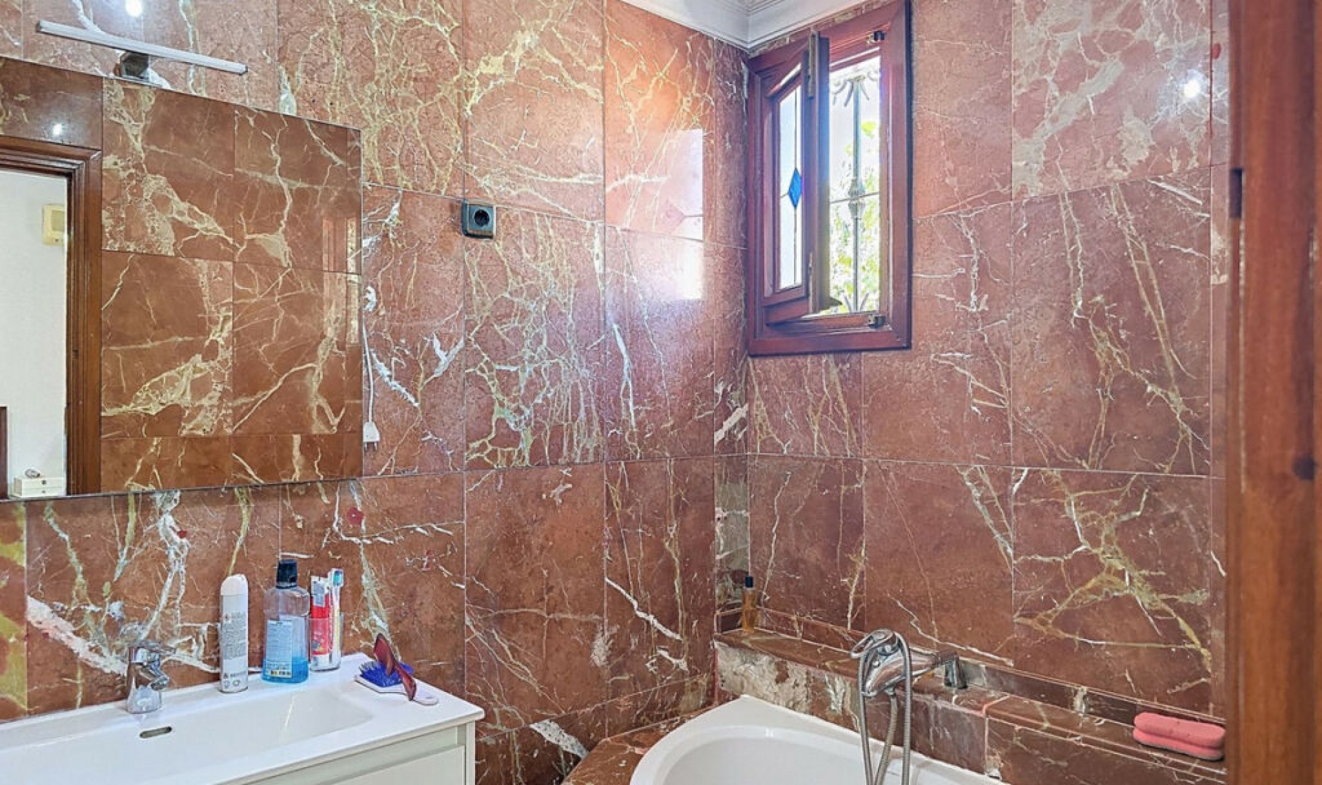 Resale - House -
Almayate