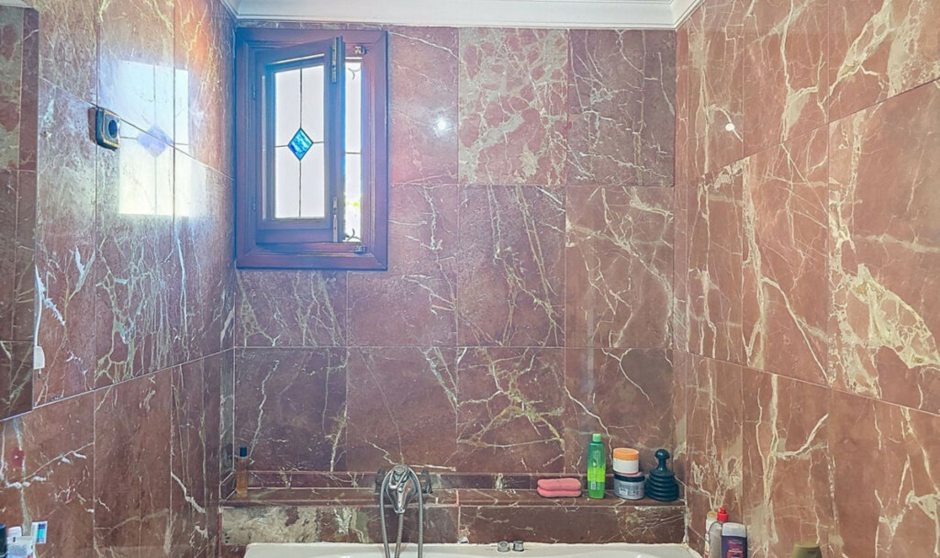 Resale - House -
Almayate