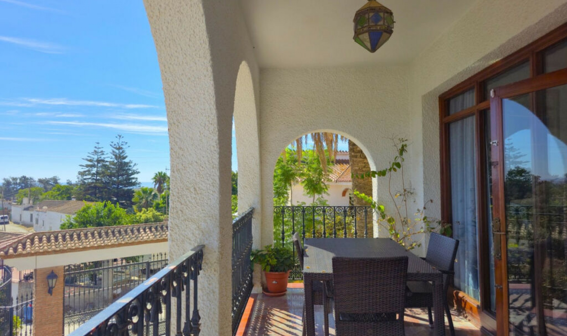 Resale - House -
Almayate