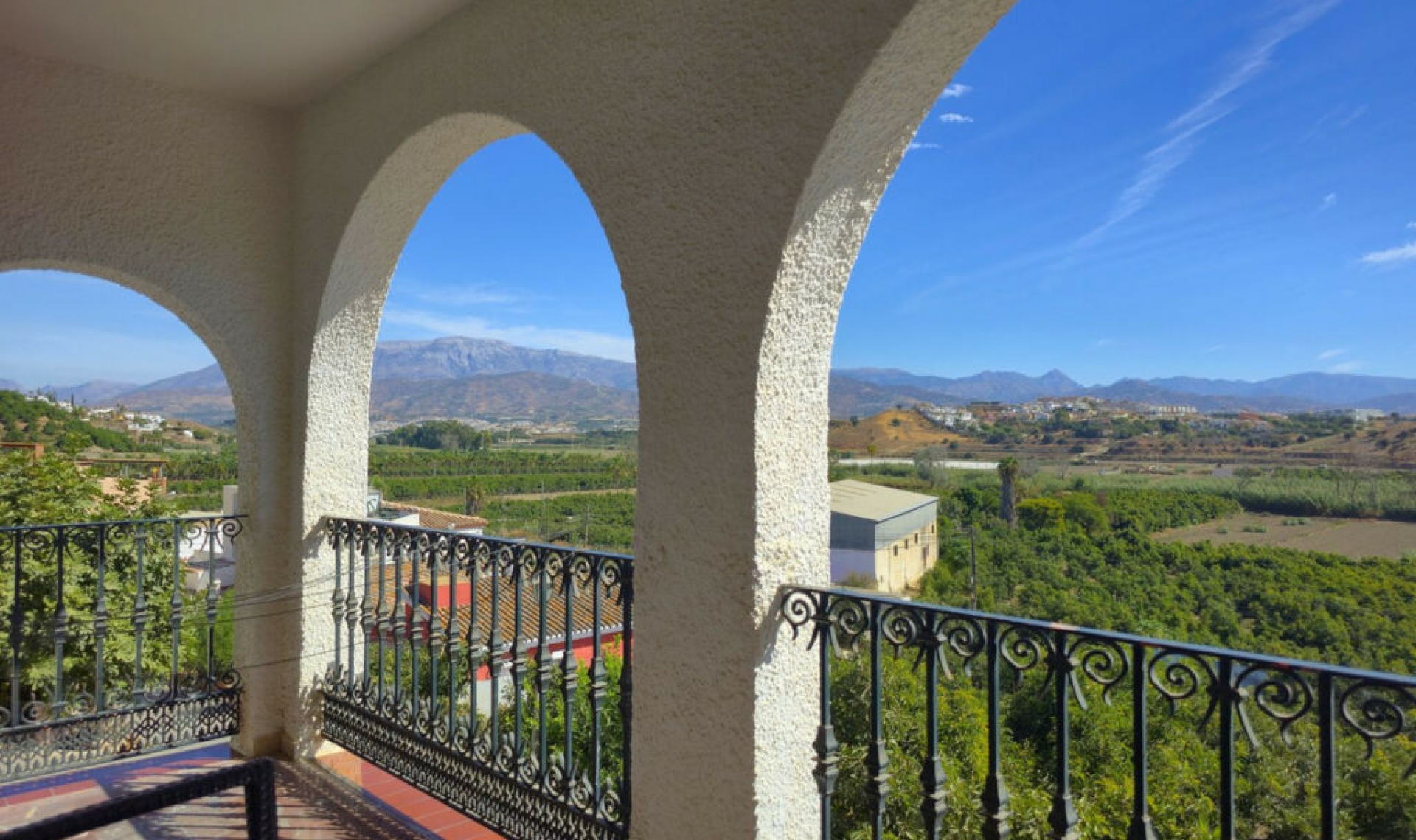 Resale - House -
Almayate