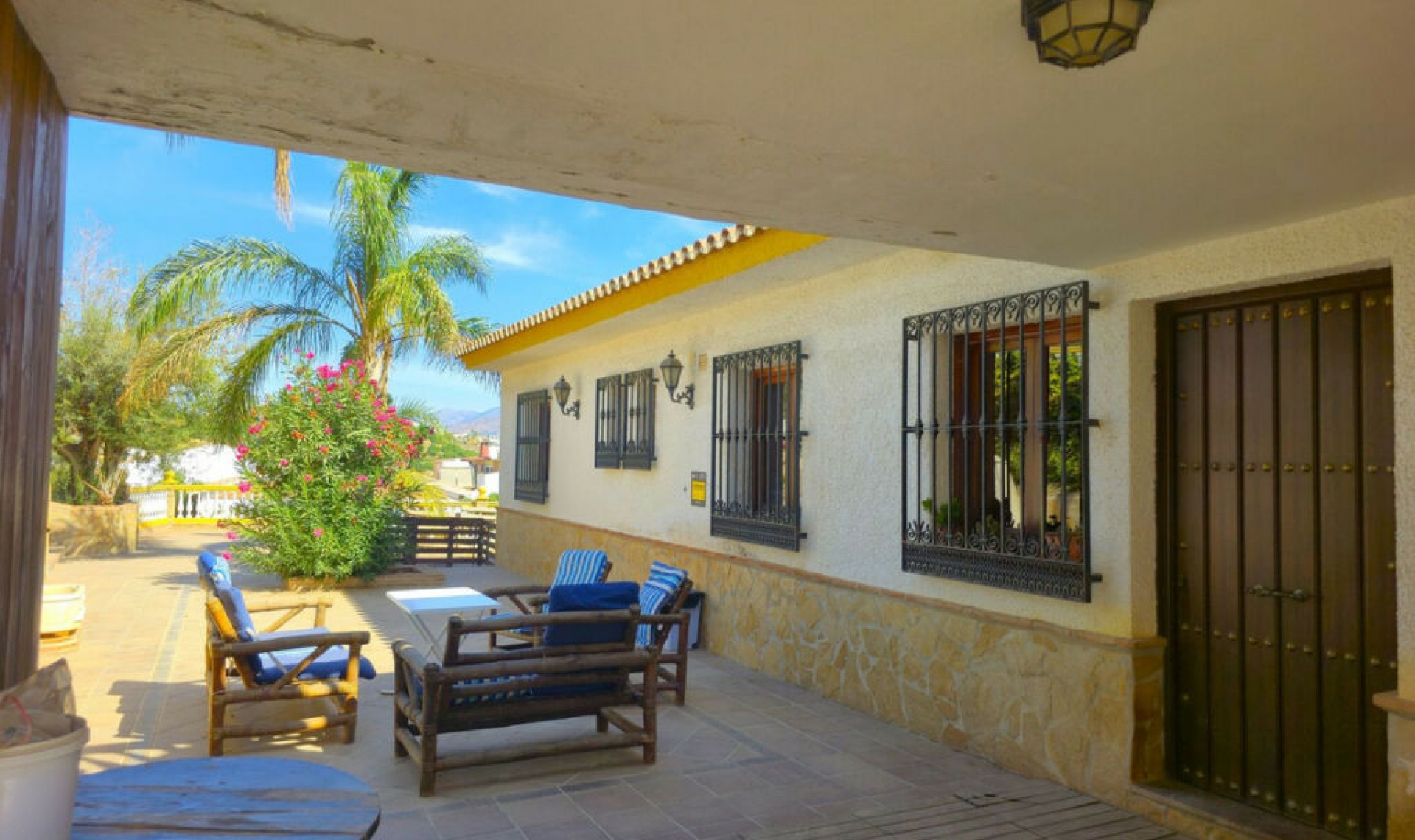 Resale - House -
Almayate