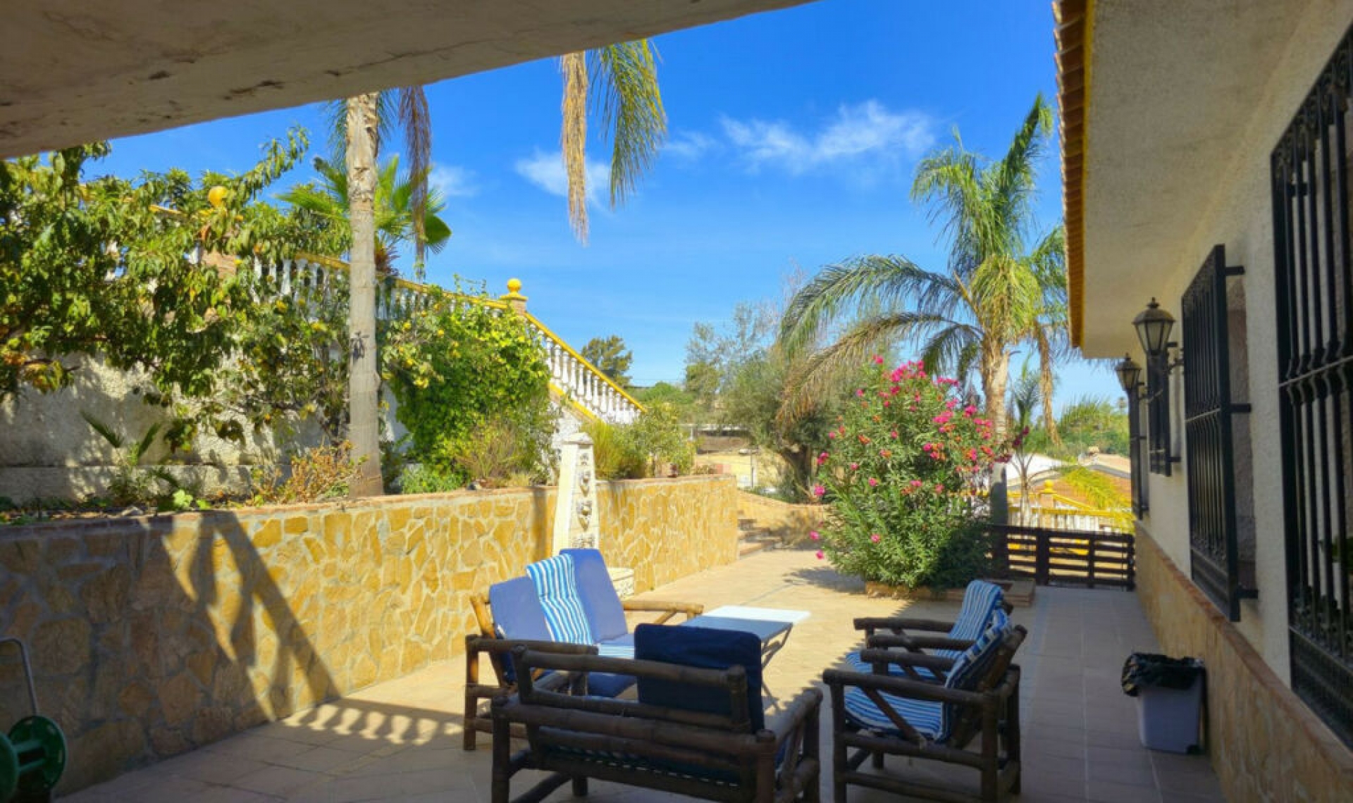 Resale - House -
Almayate