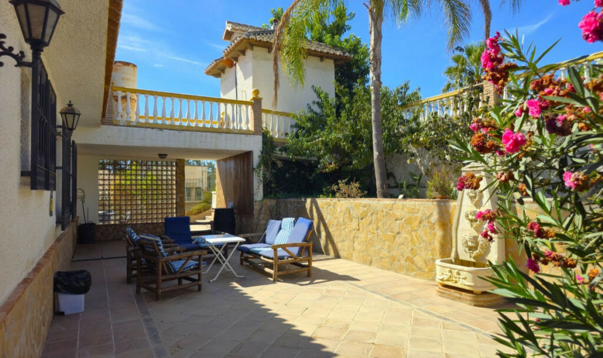 Resale - House -
Almayate