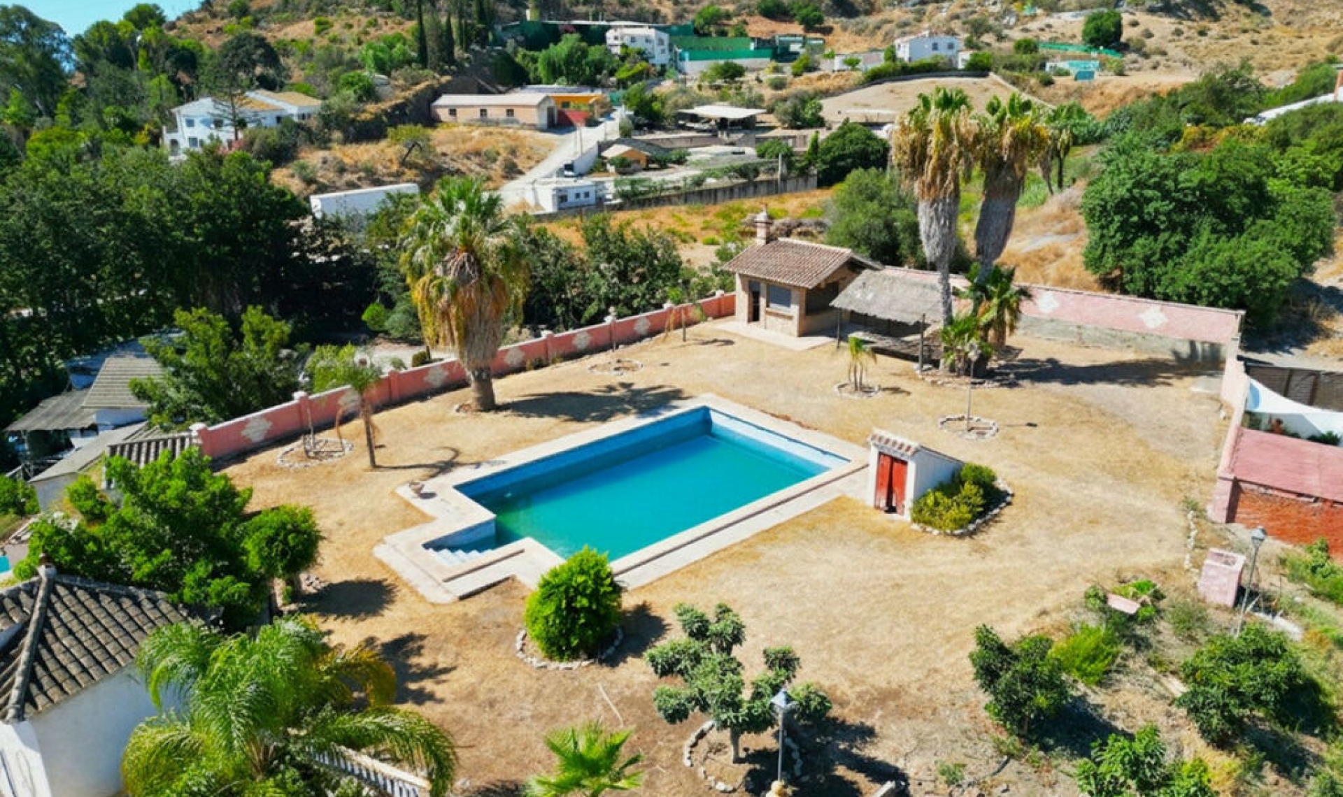 Resale - House -
Almayate