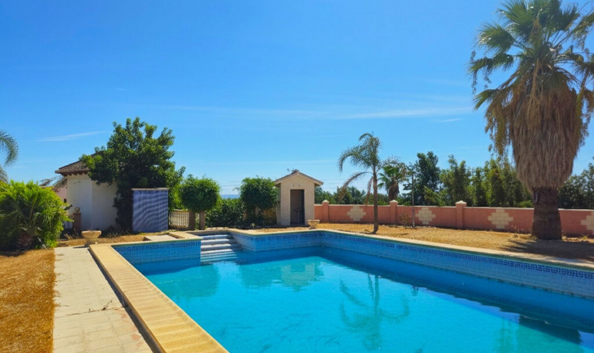 Resale - House -
Almayate