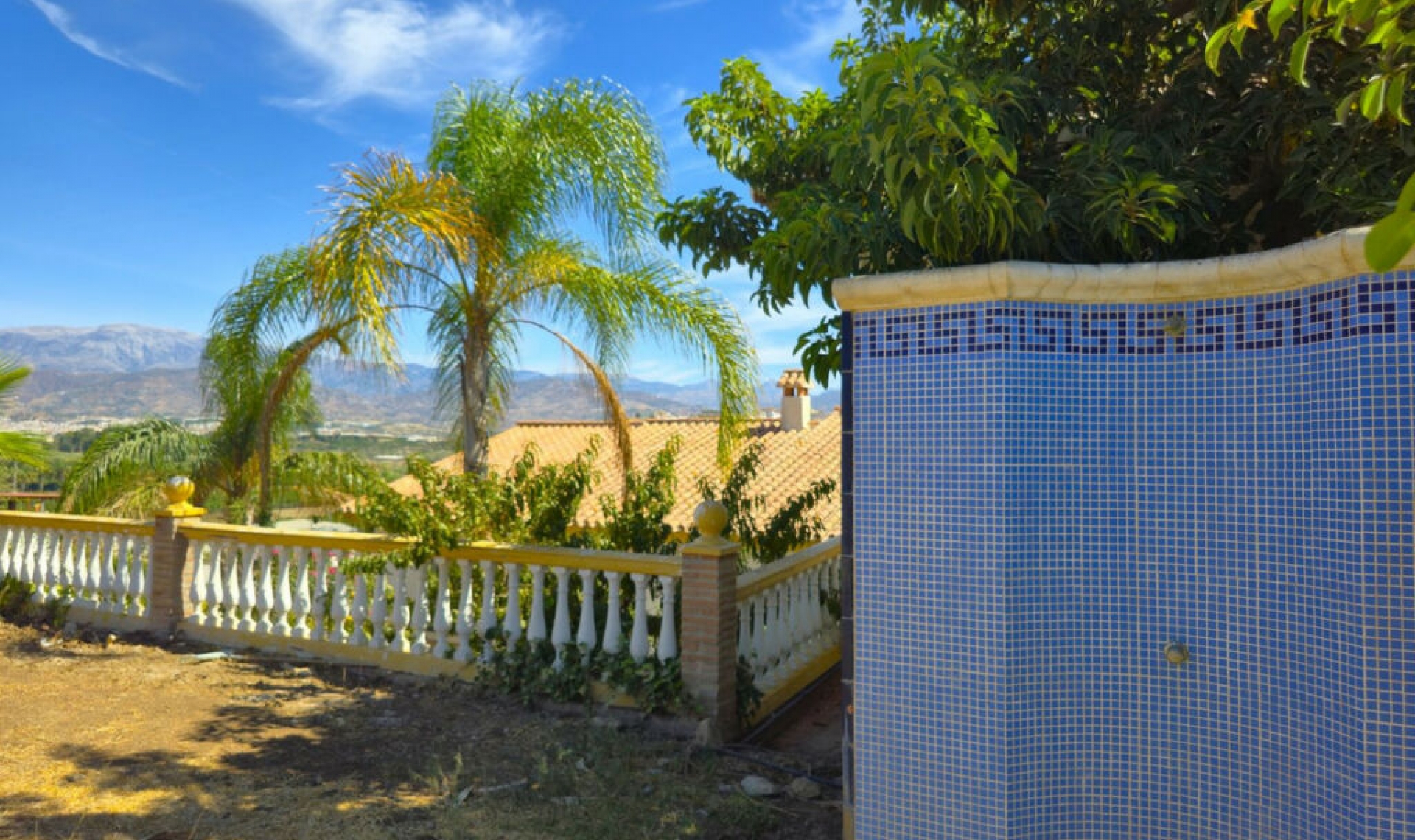 Resale - House -
Almayate