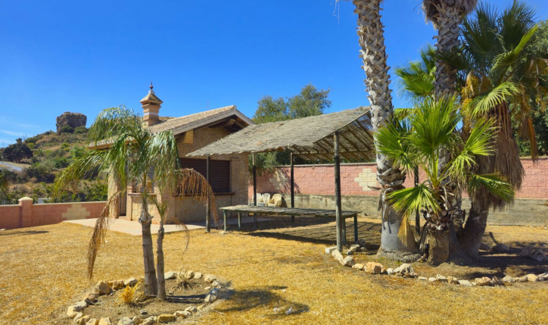 Resale - House -
Almayate