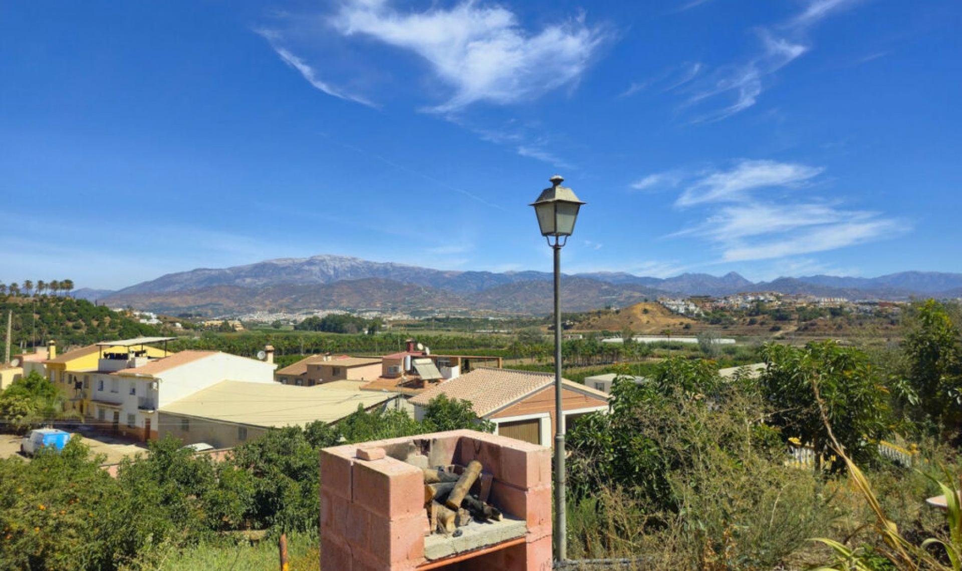 Resale - House -
Almayate