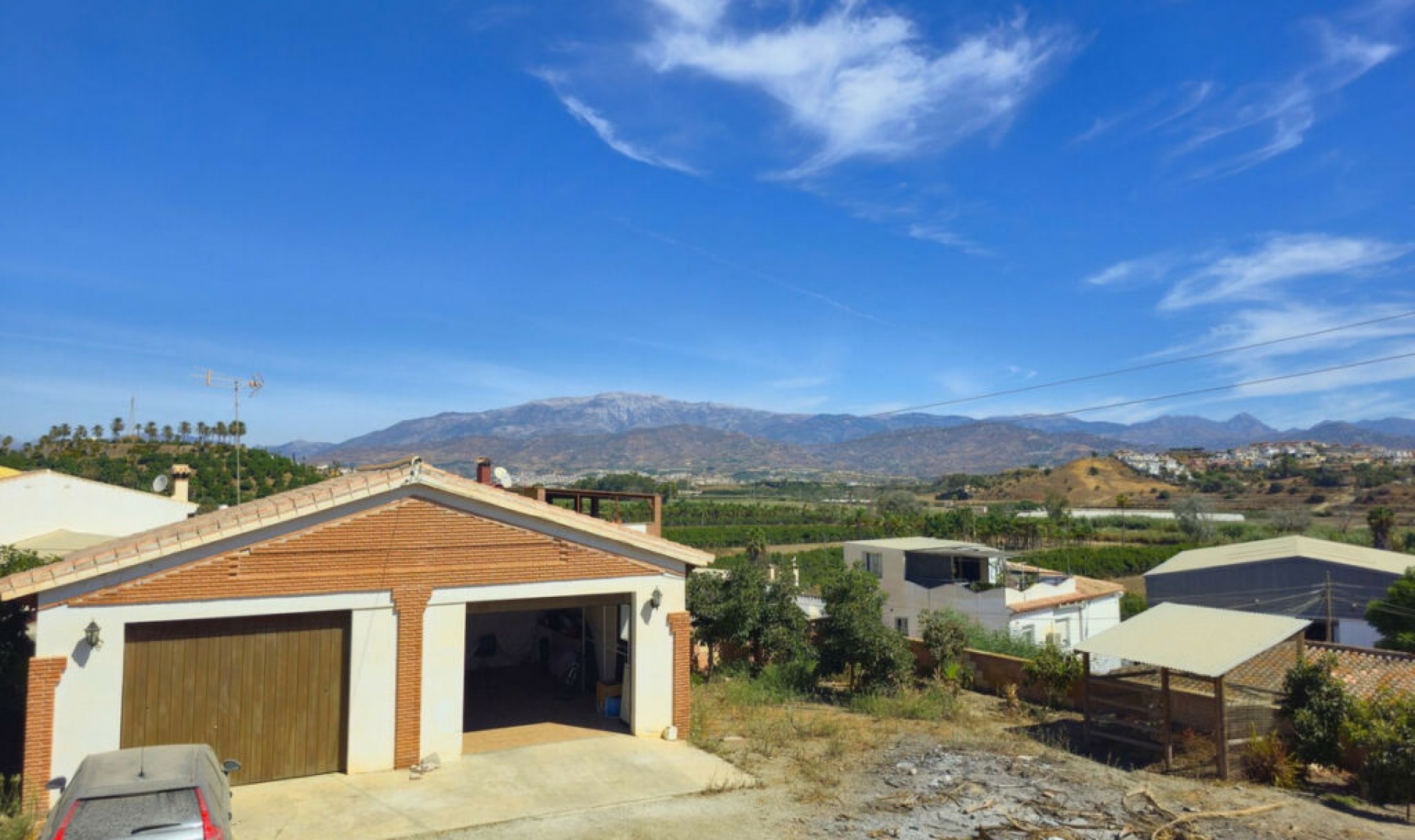 Resale - House -
Almayate