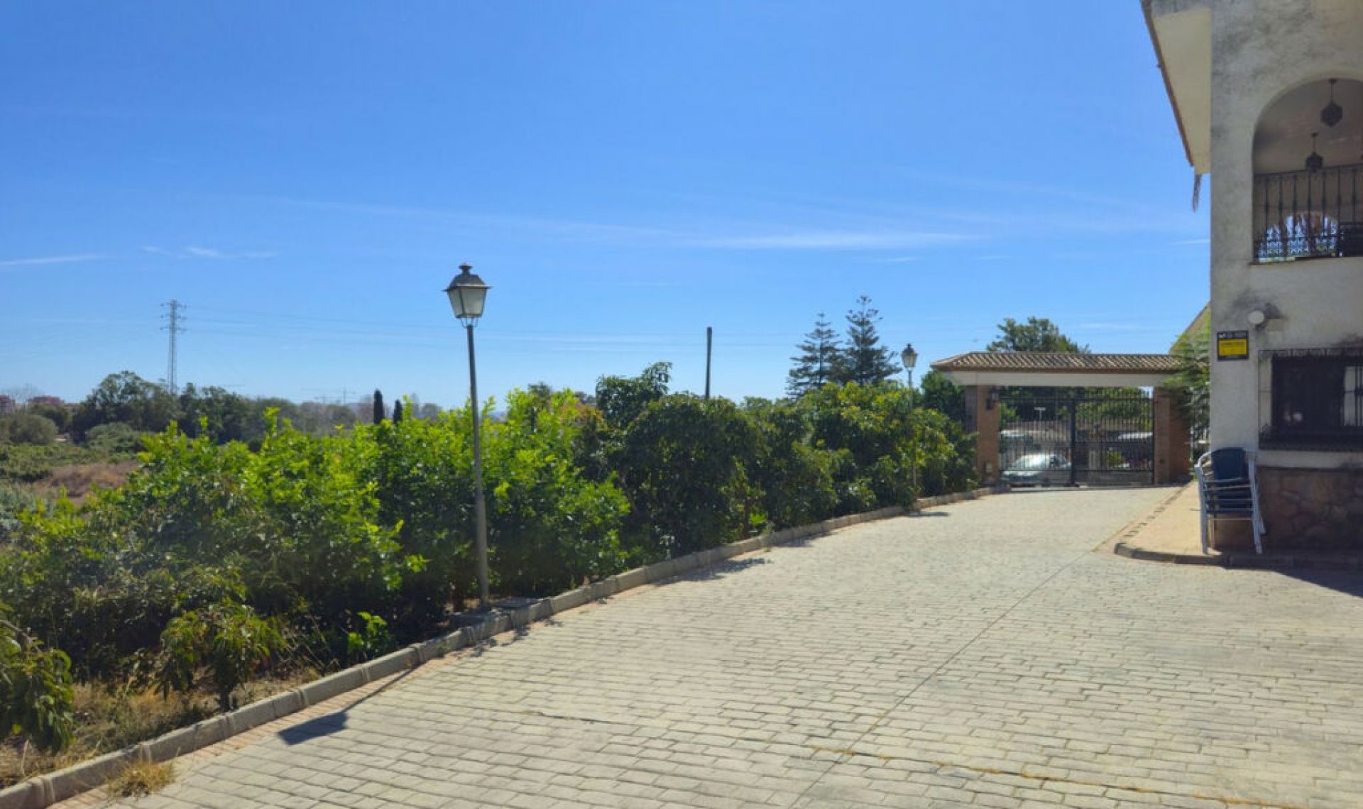 Resale - House -
Almayate