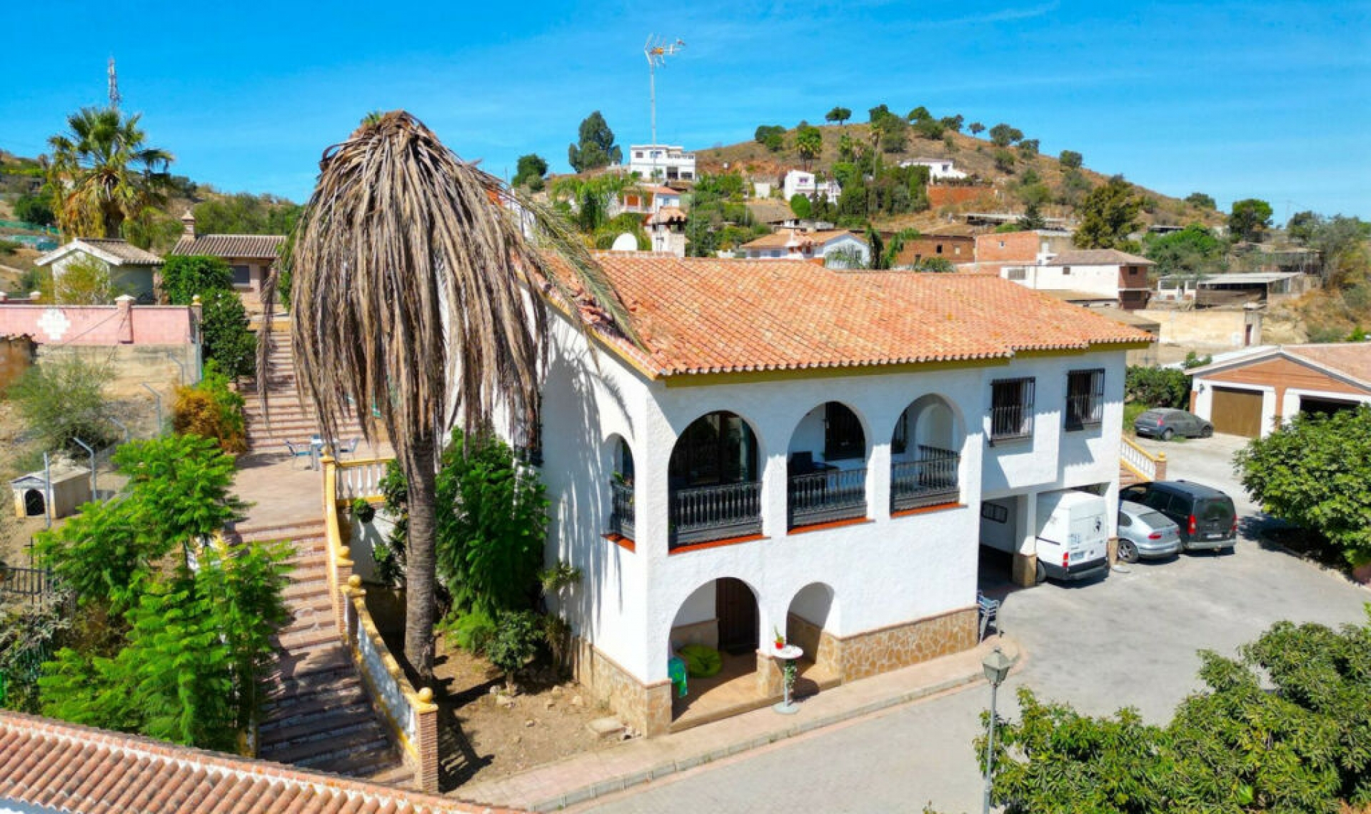 Resale - House -
Almayate