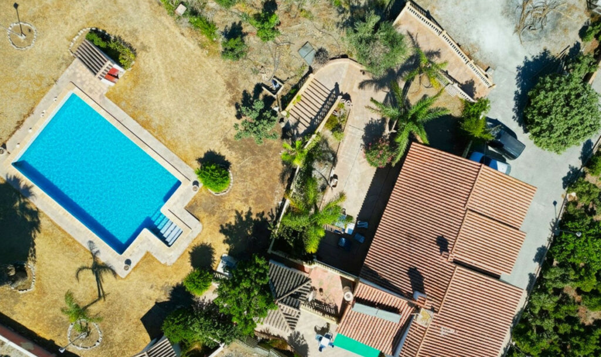 Resale - House -
Almayate