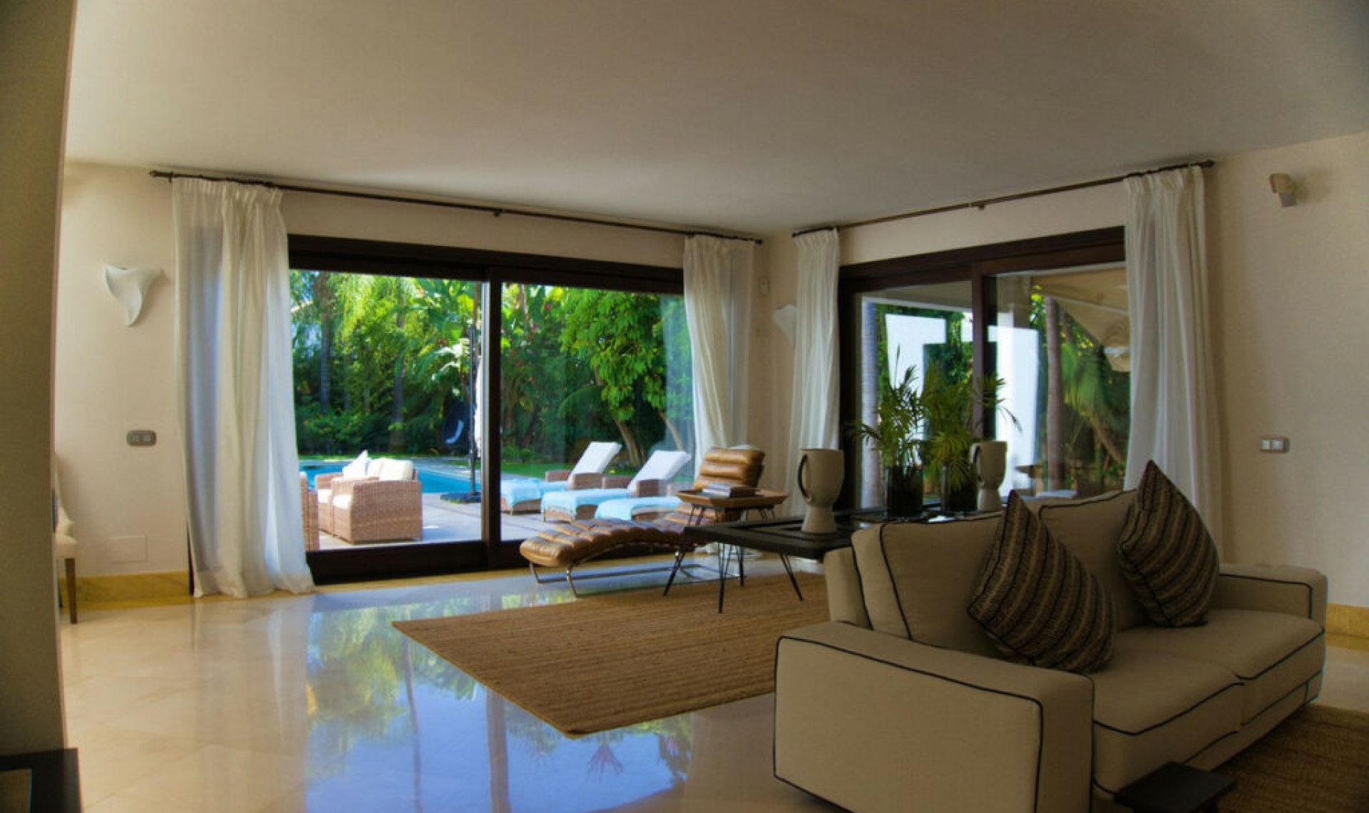 Resale - House -
Aloha