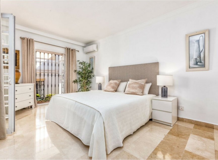 Resale - House -
Aloha