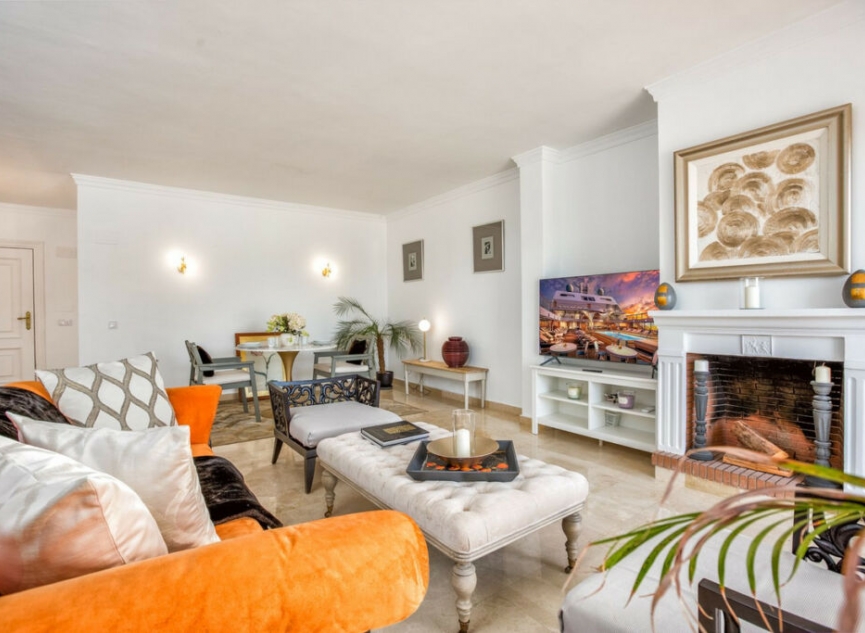 Resale - House -
Aloha