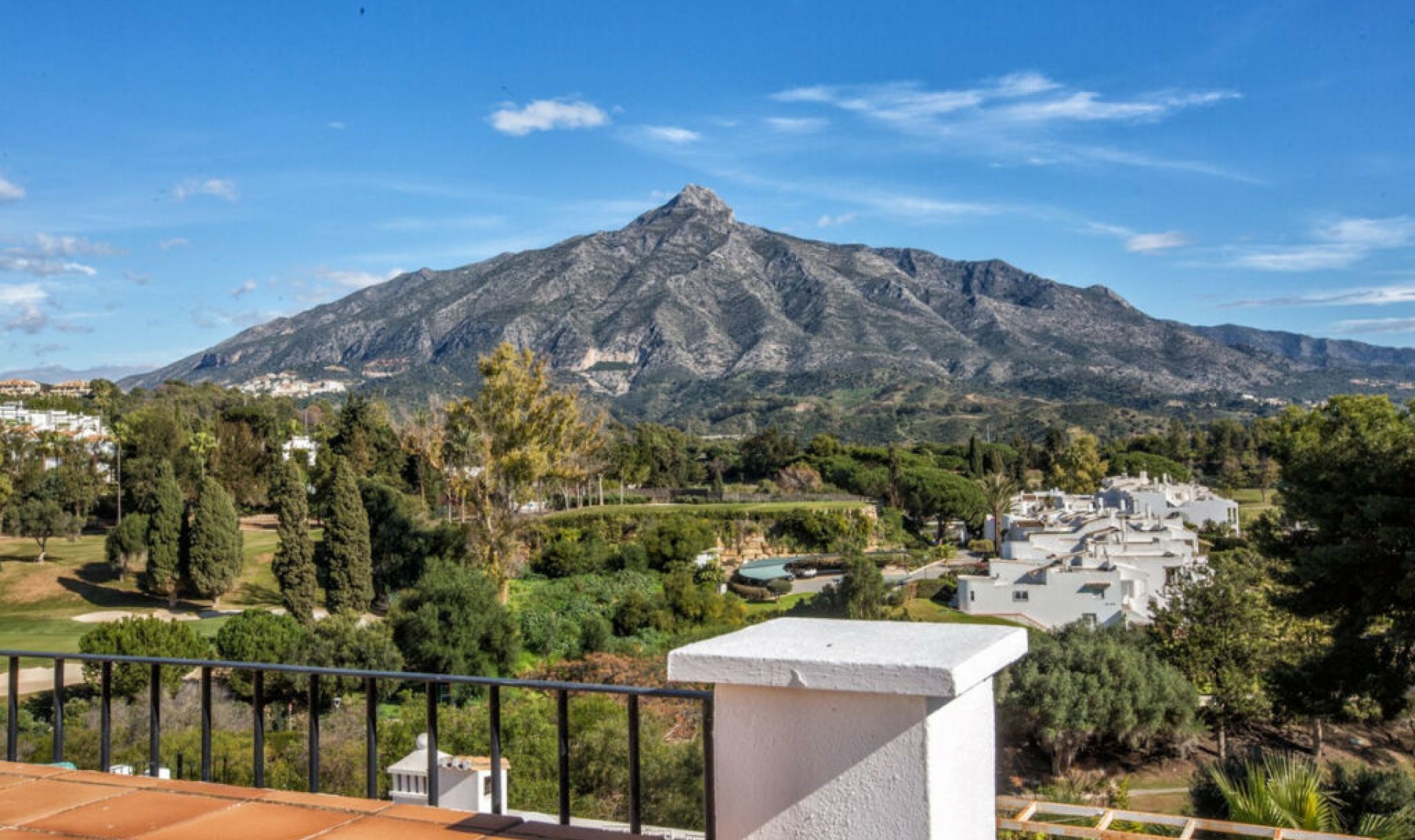 Resale - House -
Aloha