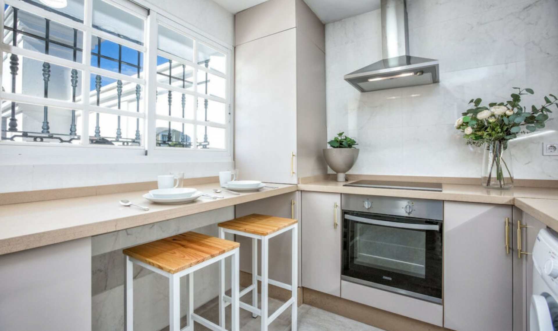 Resale - House -
Aloha