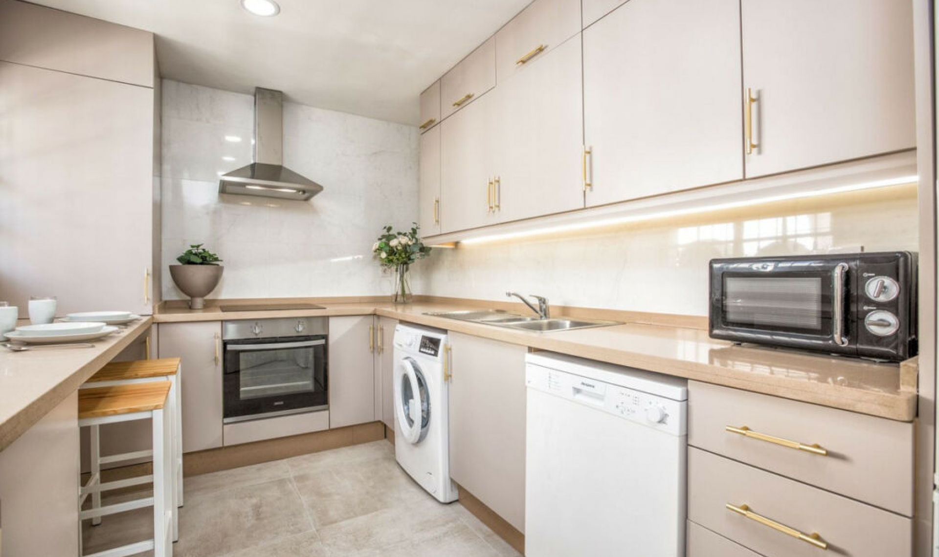 Resale - House -
Aloha