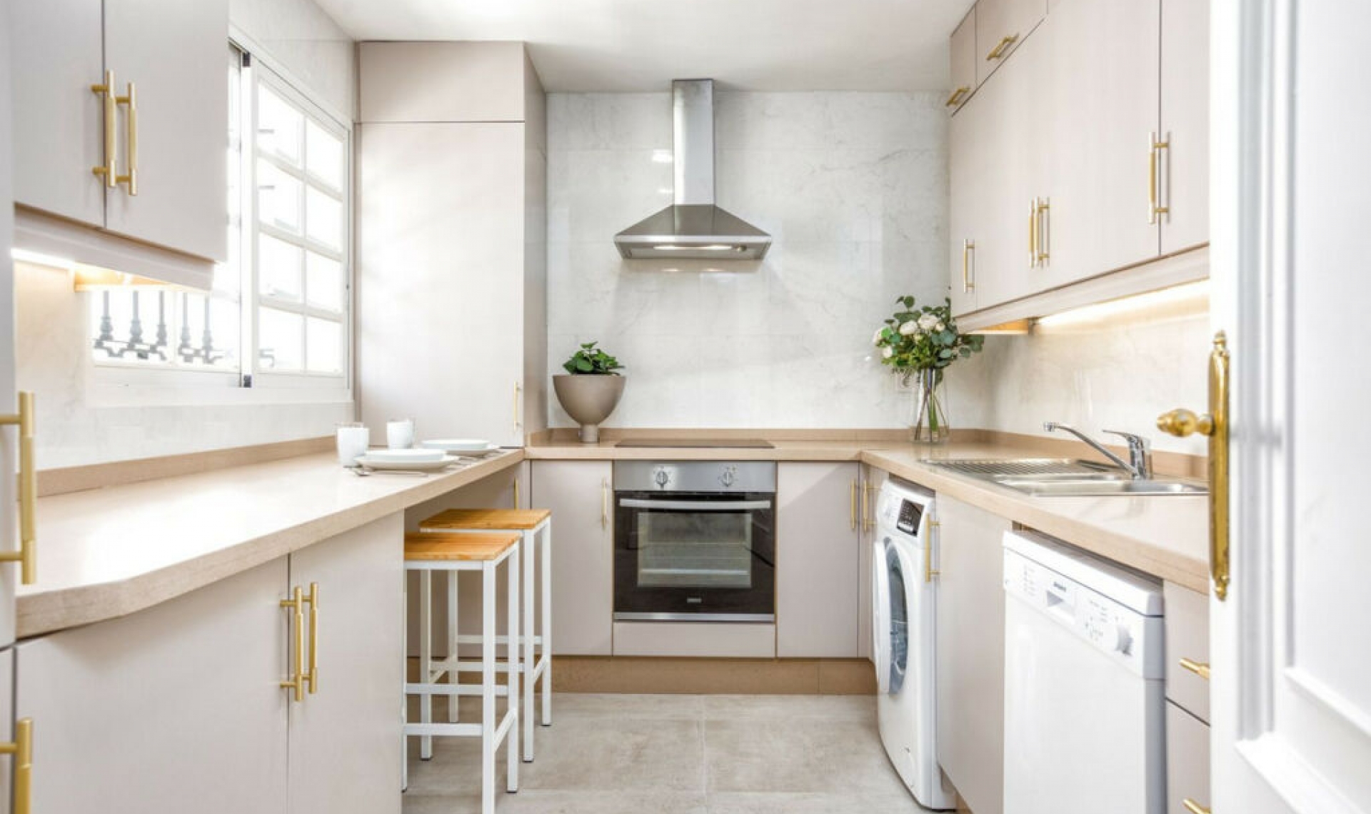 Resale - House -
Aloha