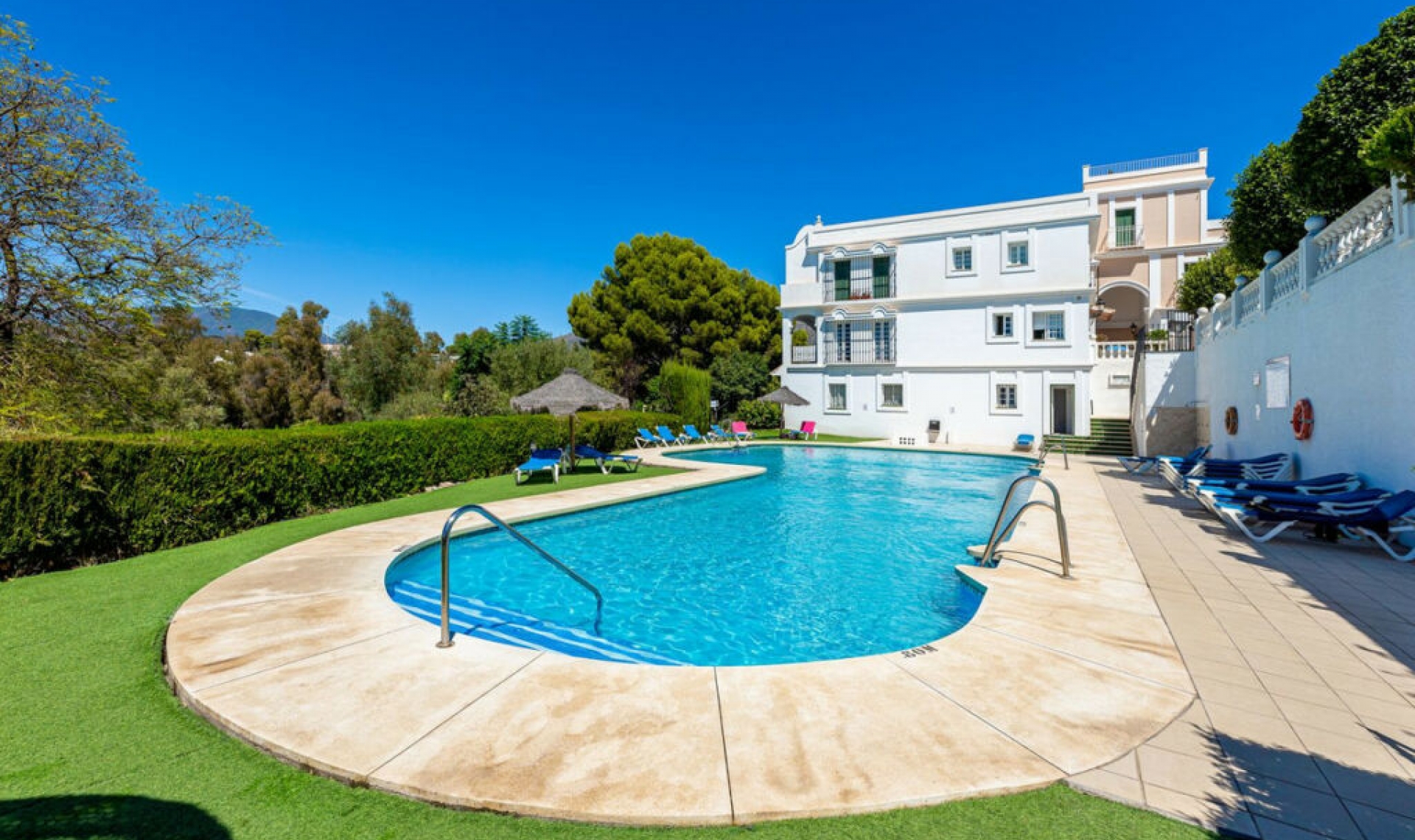 Resale - House -
Aloha