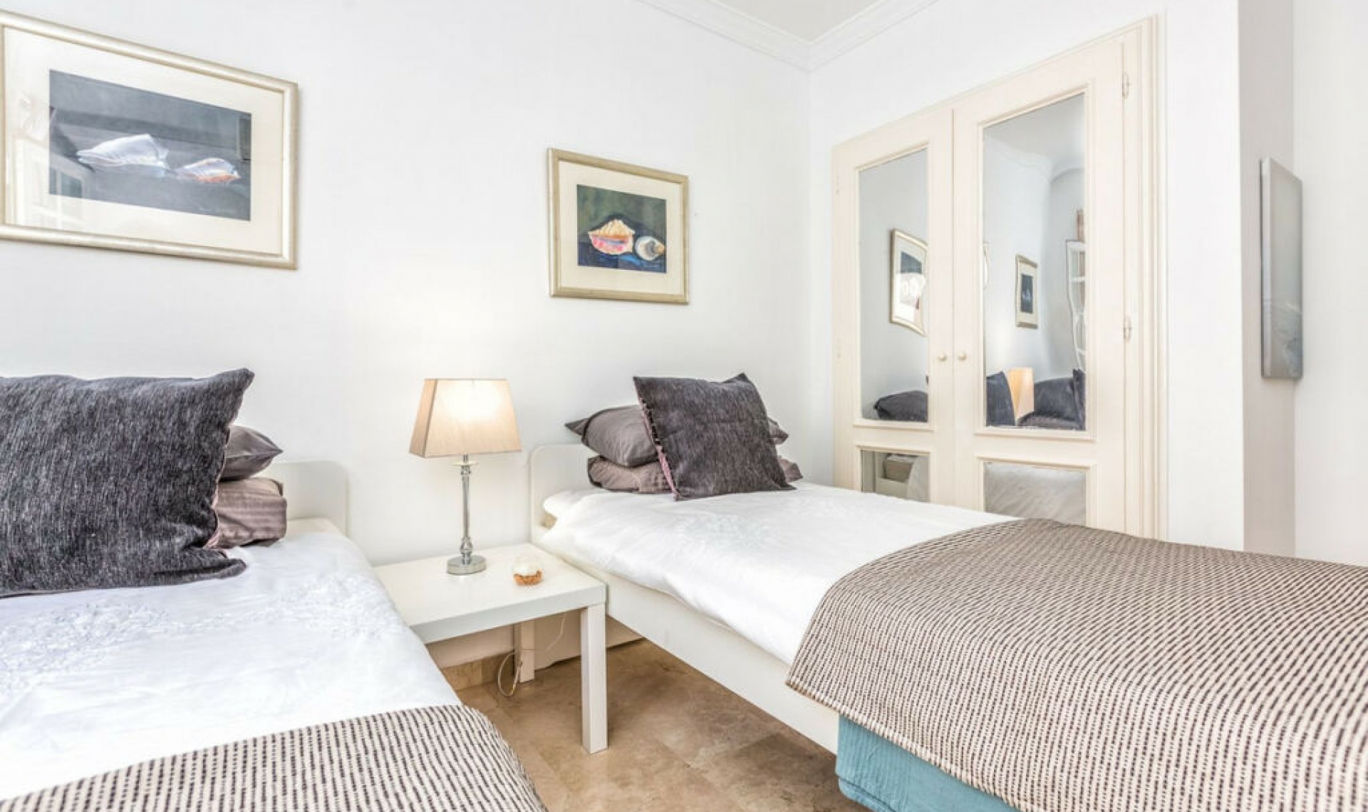 Resale - House -
Aloha