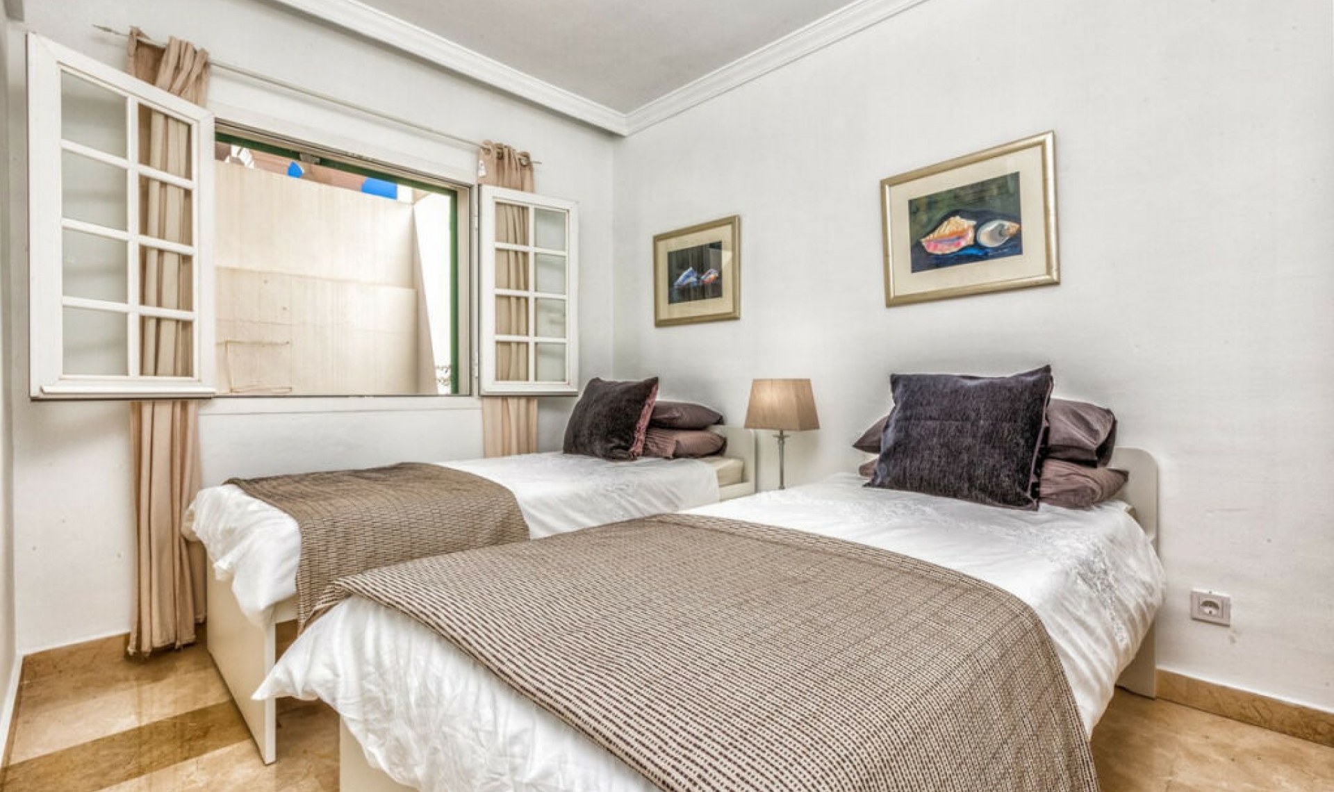 Resale - House -
Aloha